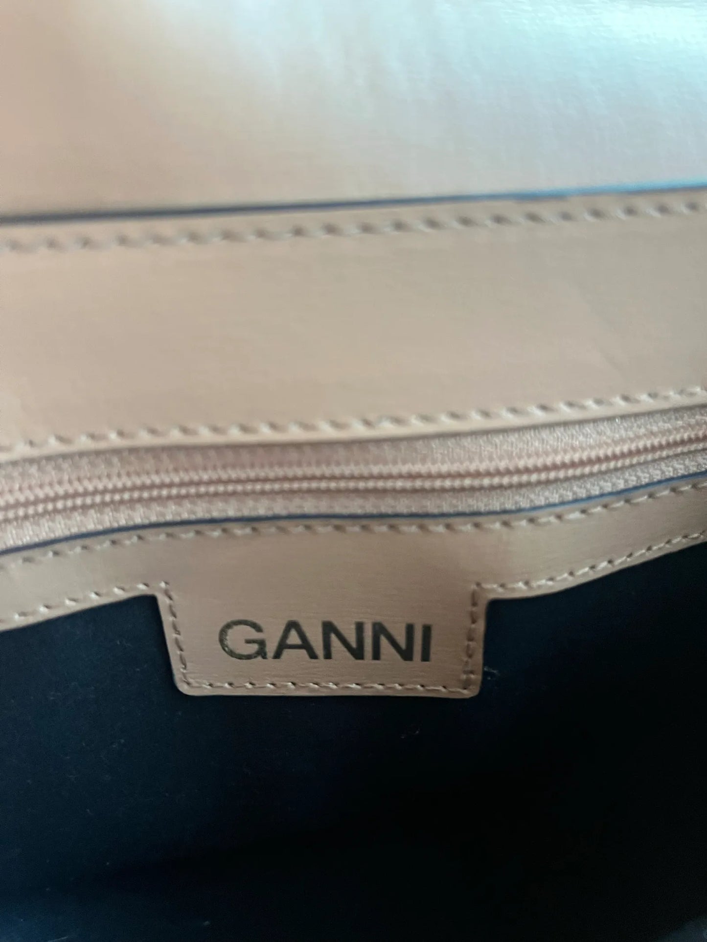 Ganni-skinnaxelremsväska