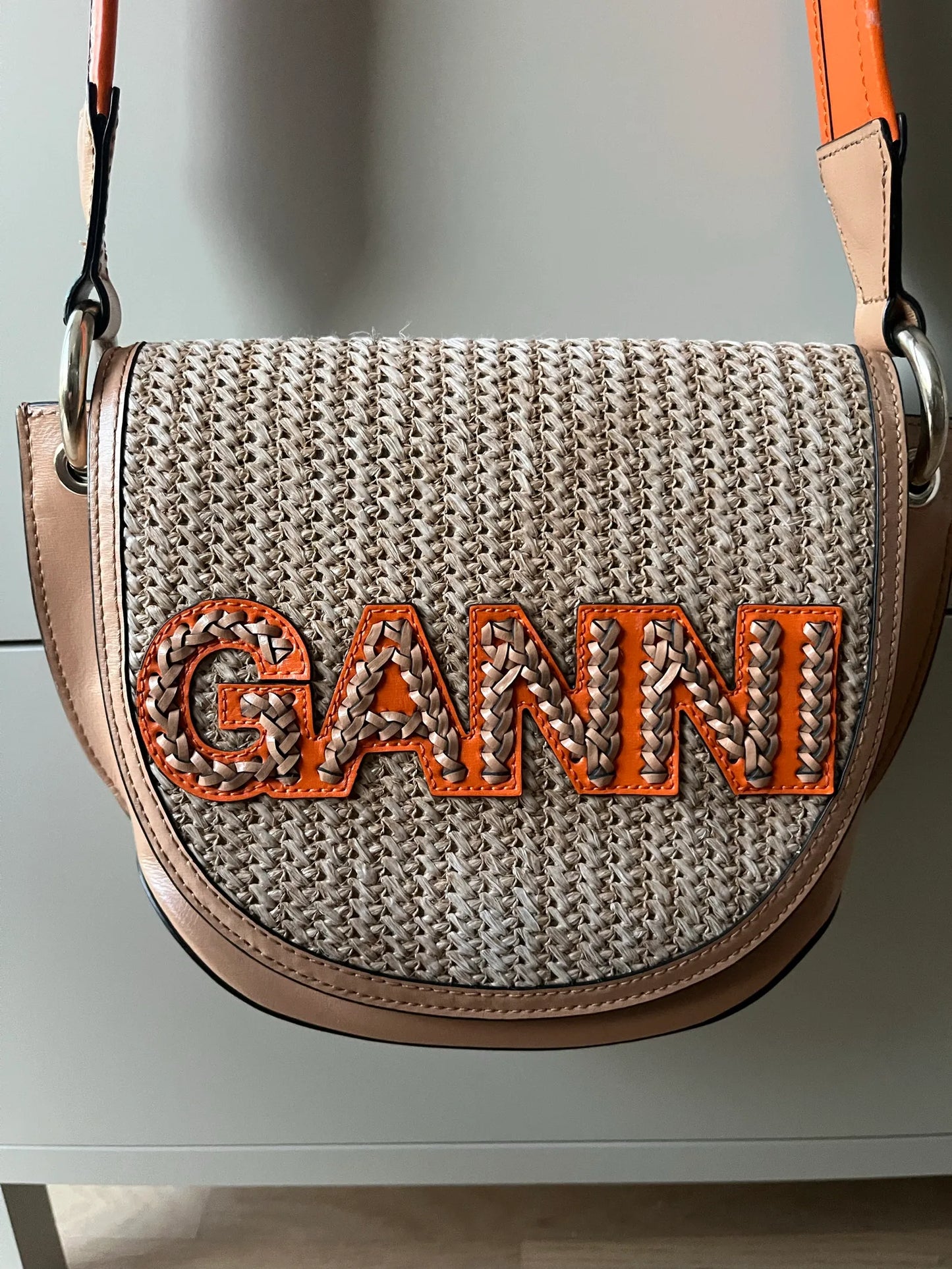 Ganni-skinnaxelremsväska