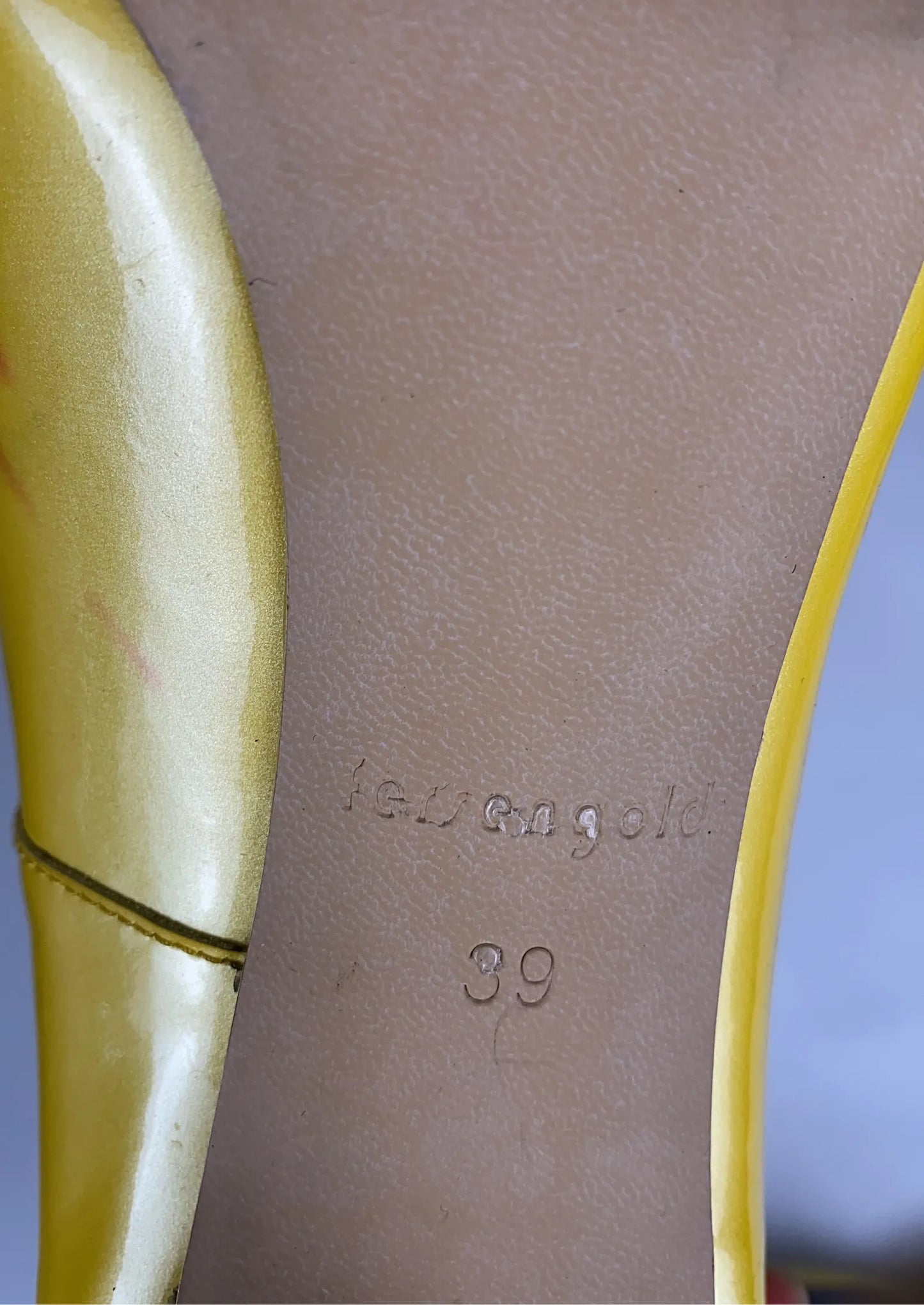 Fersengold-skinnklackar