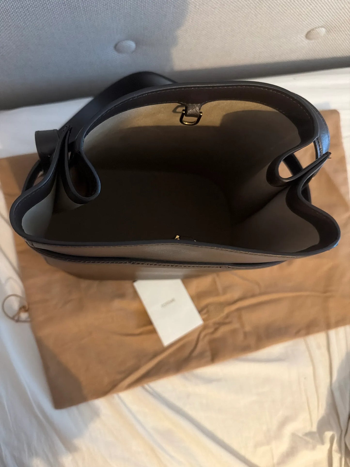 Toteme Leather Bucket Bark-skinnaxelremsväska
