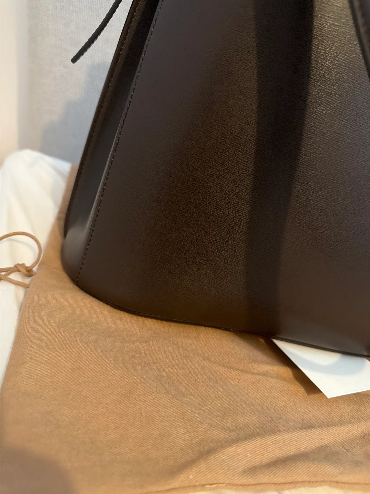 Toteme Leather Bucket Bark-skinnaxelremsväska