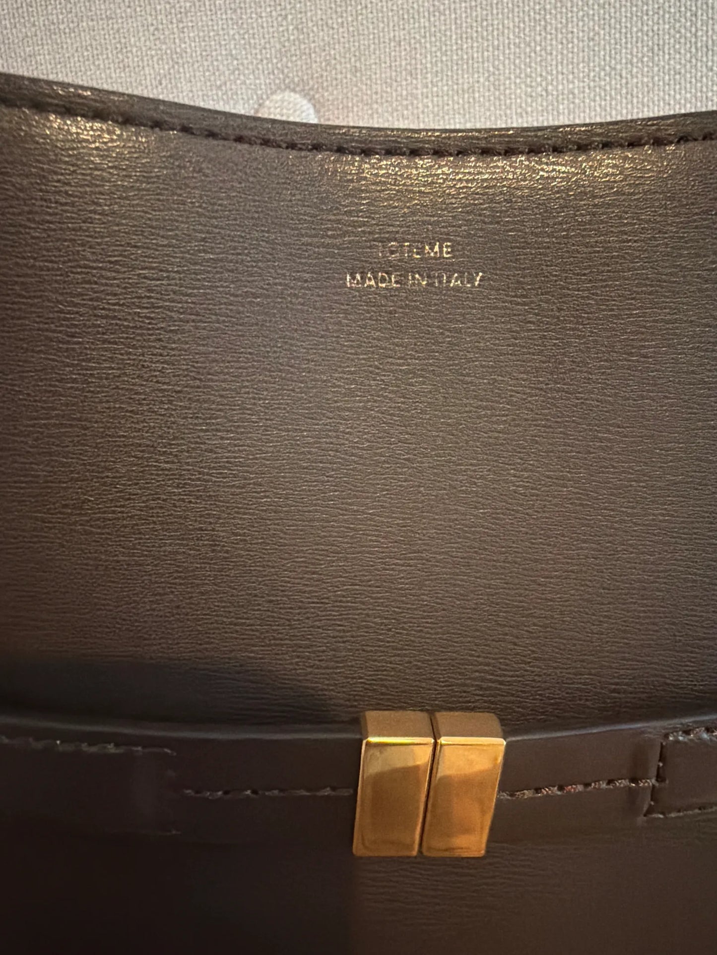 Toteme Leather Bucket Bark-skinnaxelremsväska