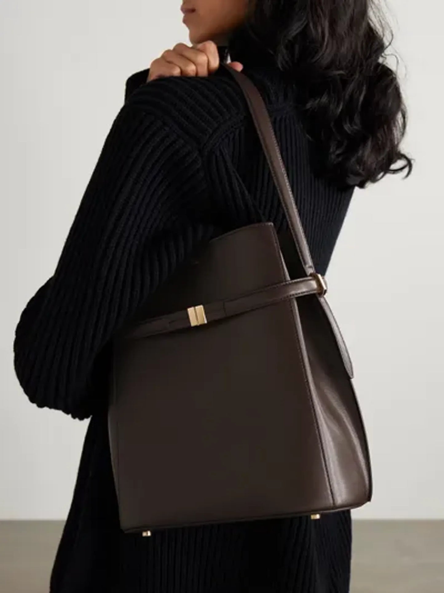 Toteme Leather Bucket Bark-skinnaxelremsväska