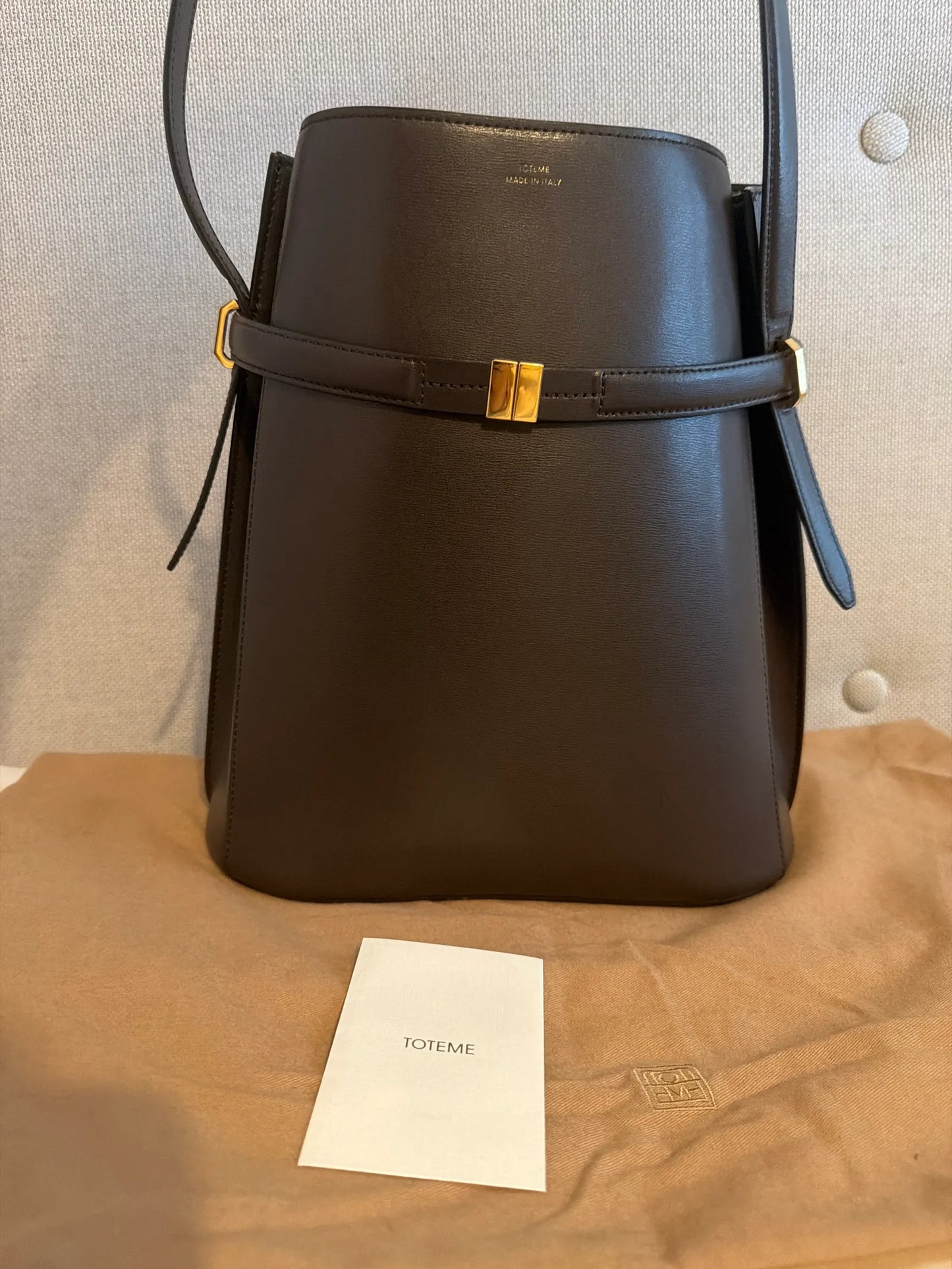 Toteme Leather Bucket Bark-skinnaxelremsväska