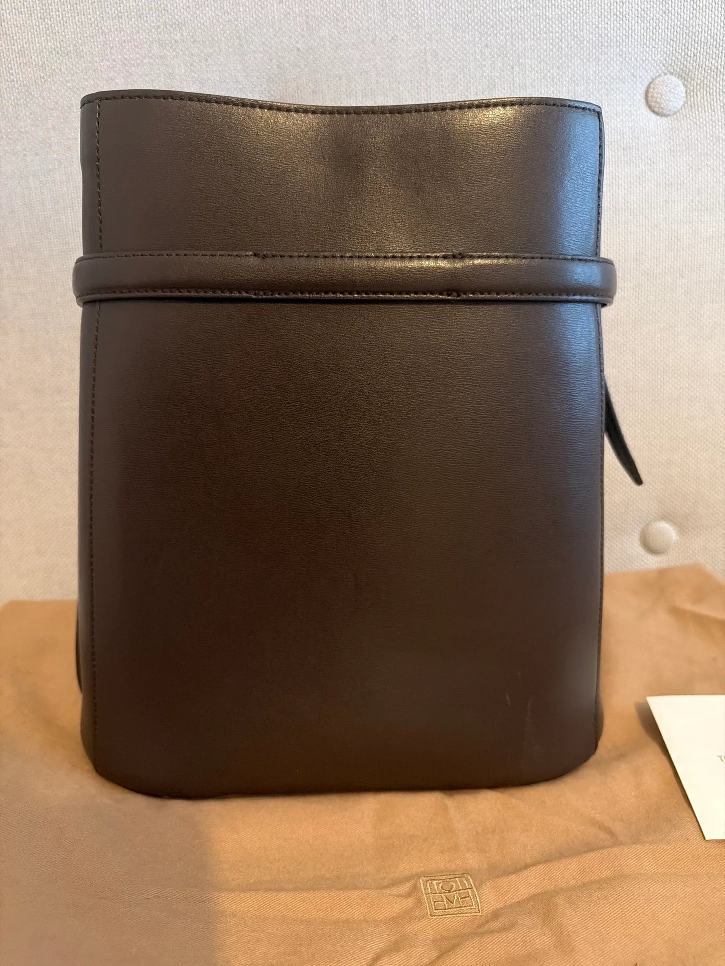 Toteme Leather Bucket Bark-skinnaxelremsväska