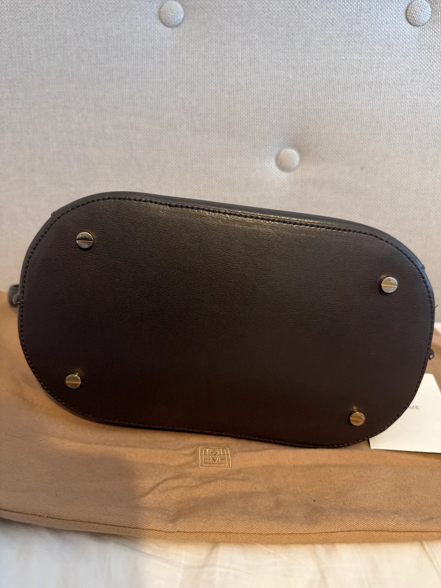 Toteme Leather Bucket Bark-skinnaxelremsväska
