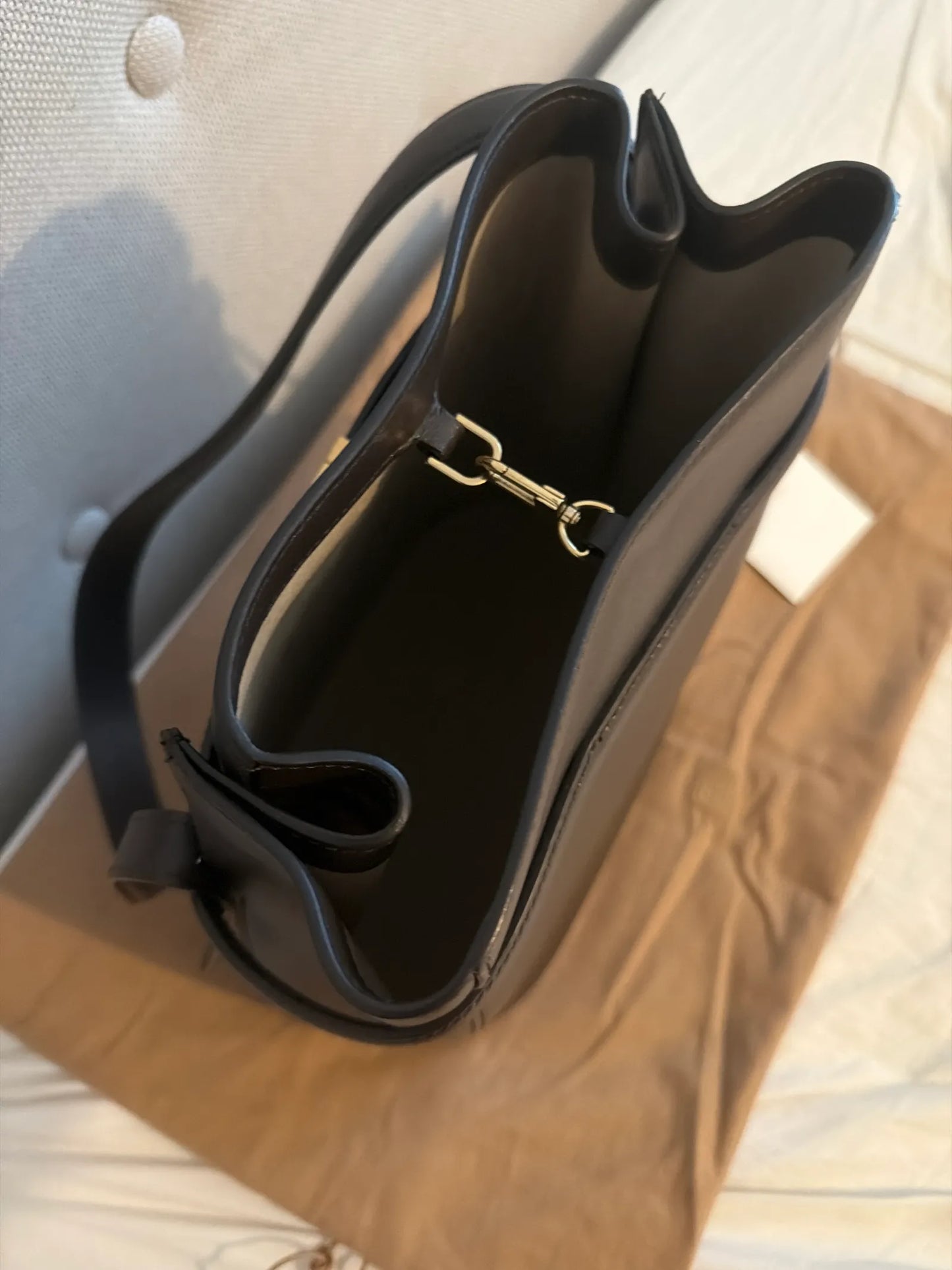 Toteme Leather Bucket Bark-skinnaxelremsväska