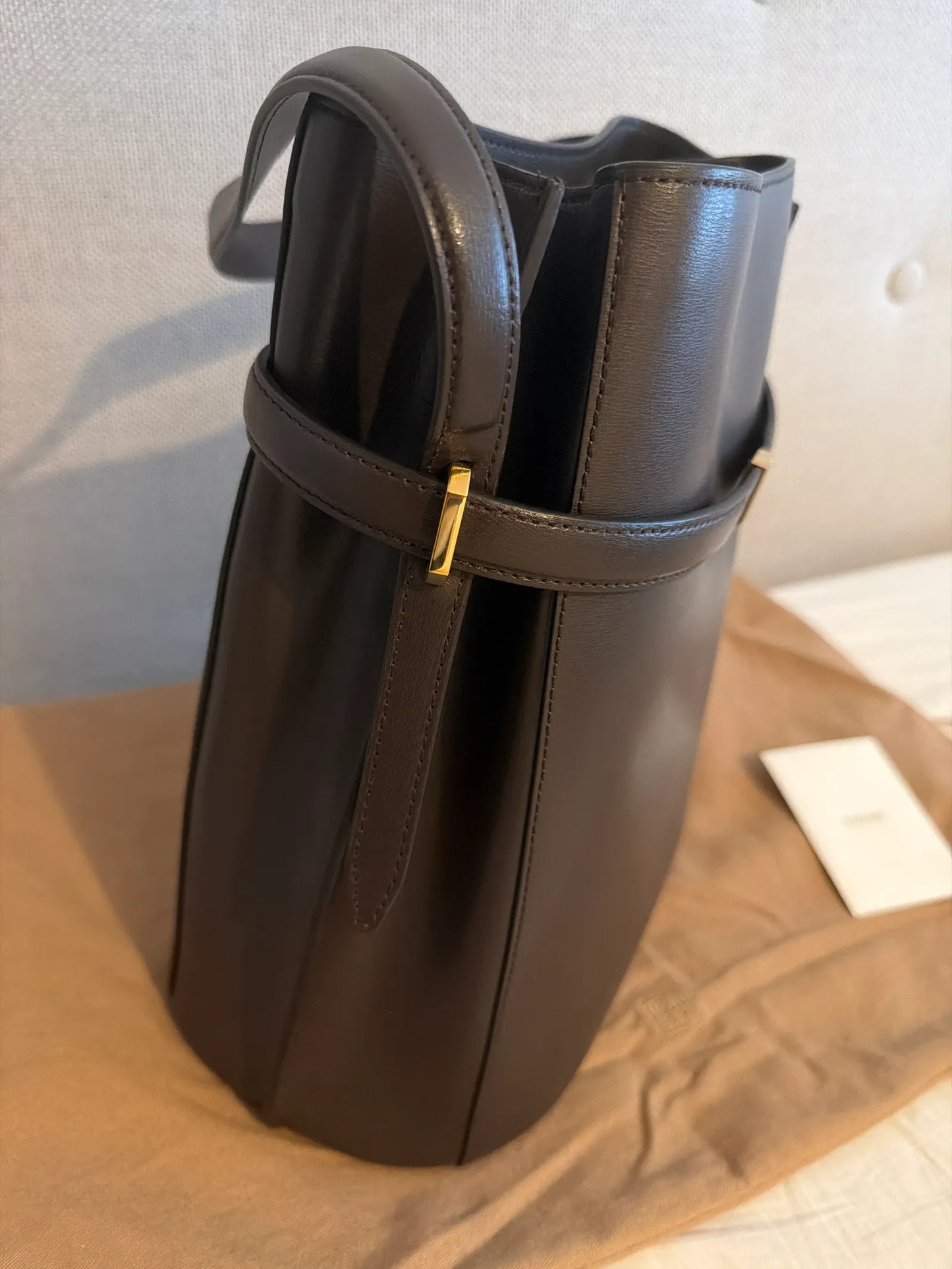 Toteme Leather Bucket Bark-skinnaxelremsväska