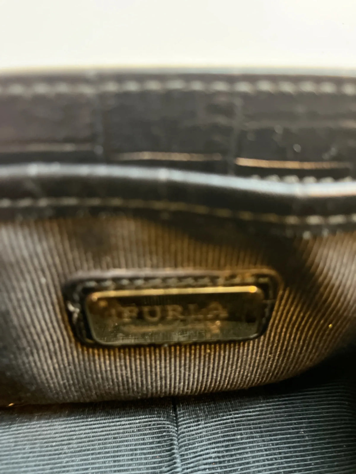 Furla-skinnaxelremsväska