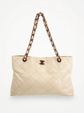 Chanel Quilted Tortoise Chain Tote-skinnhandväska
