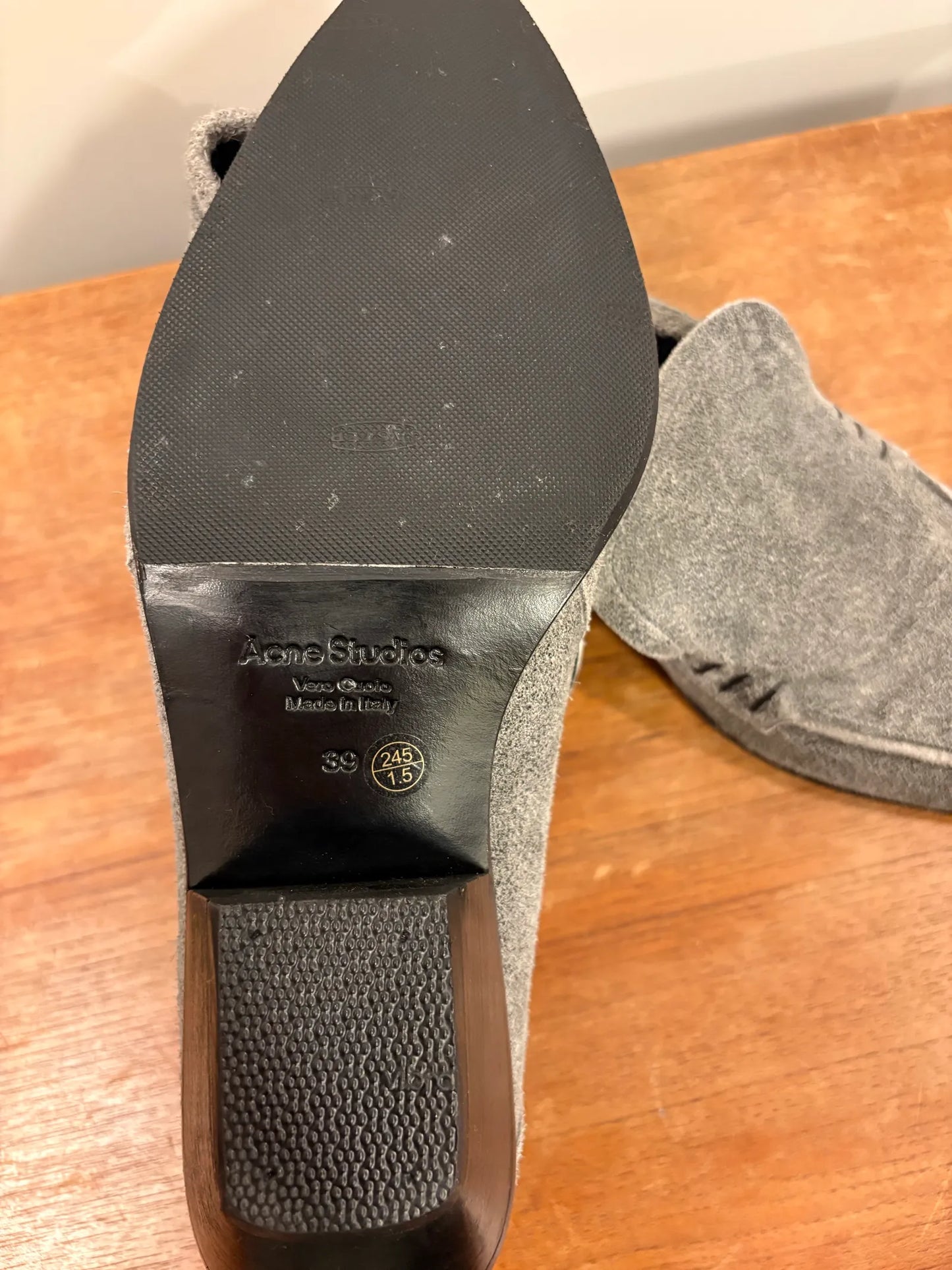 Acne Studios-skinnklackar NWOT