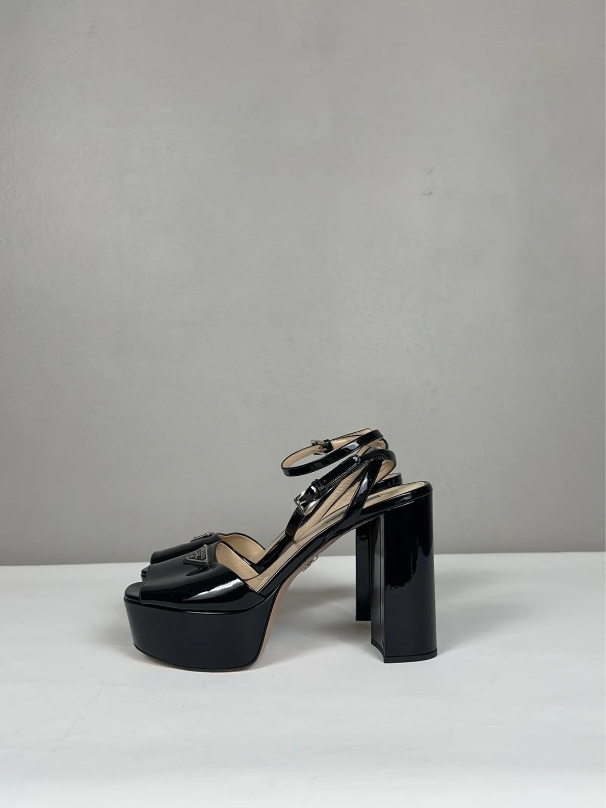 Prada-skinnklackar