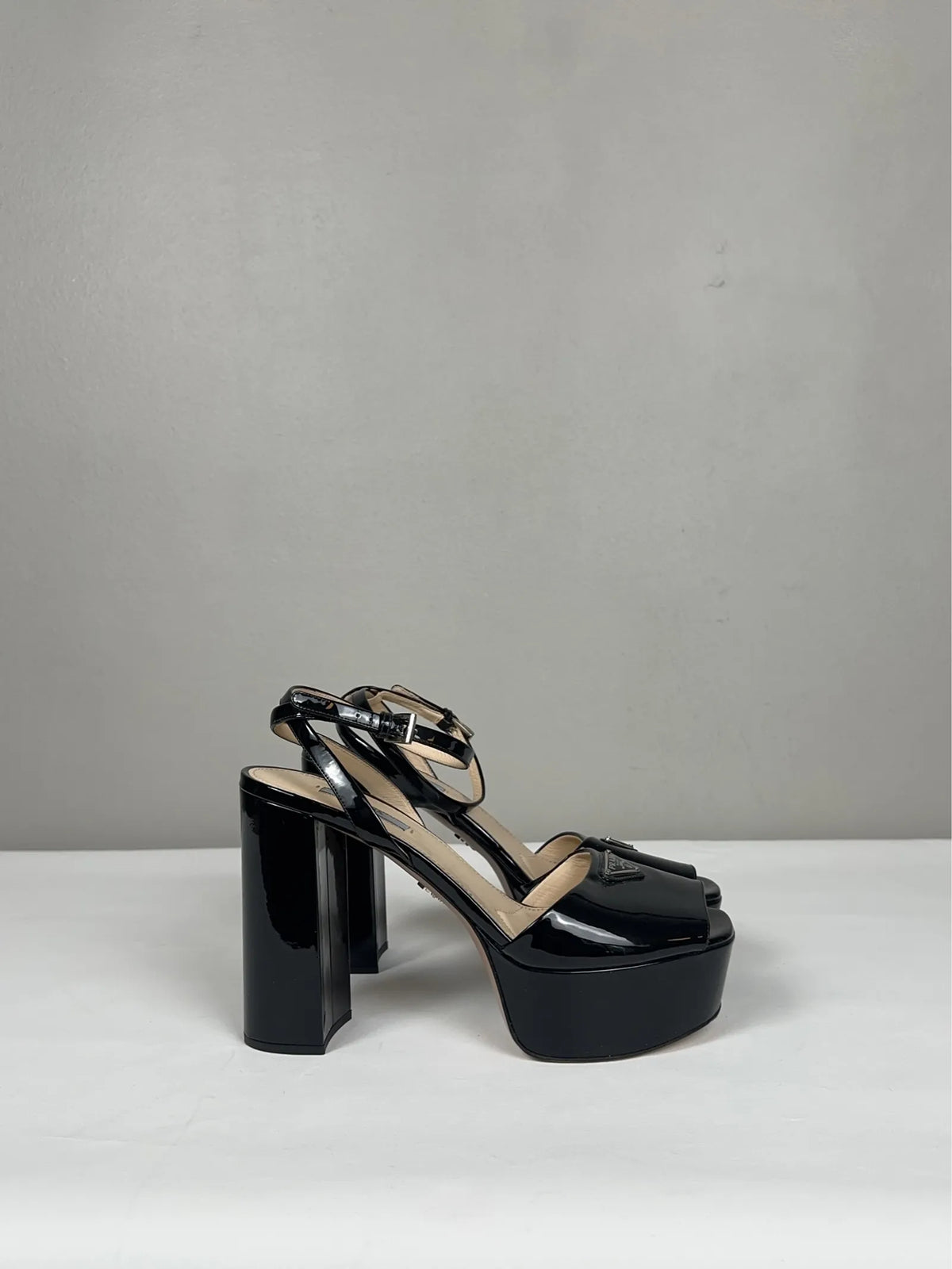 Prada-skinnklackar