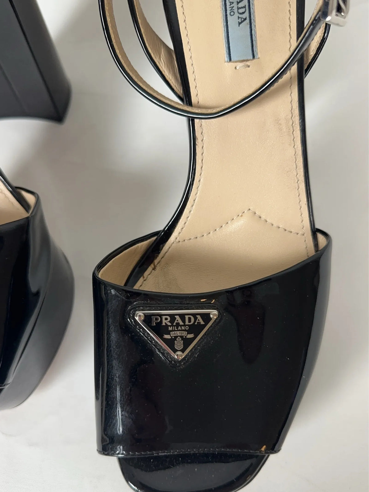 Prada-skinnklackar