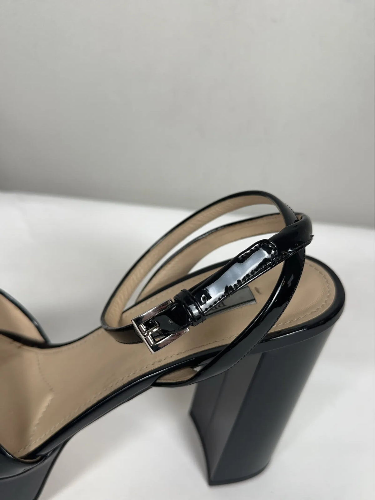 Prada-skinnklackar