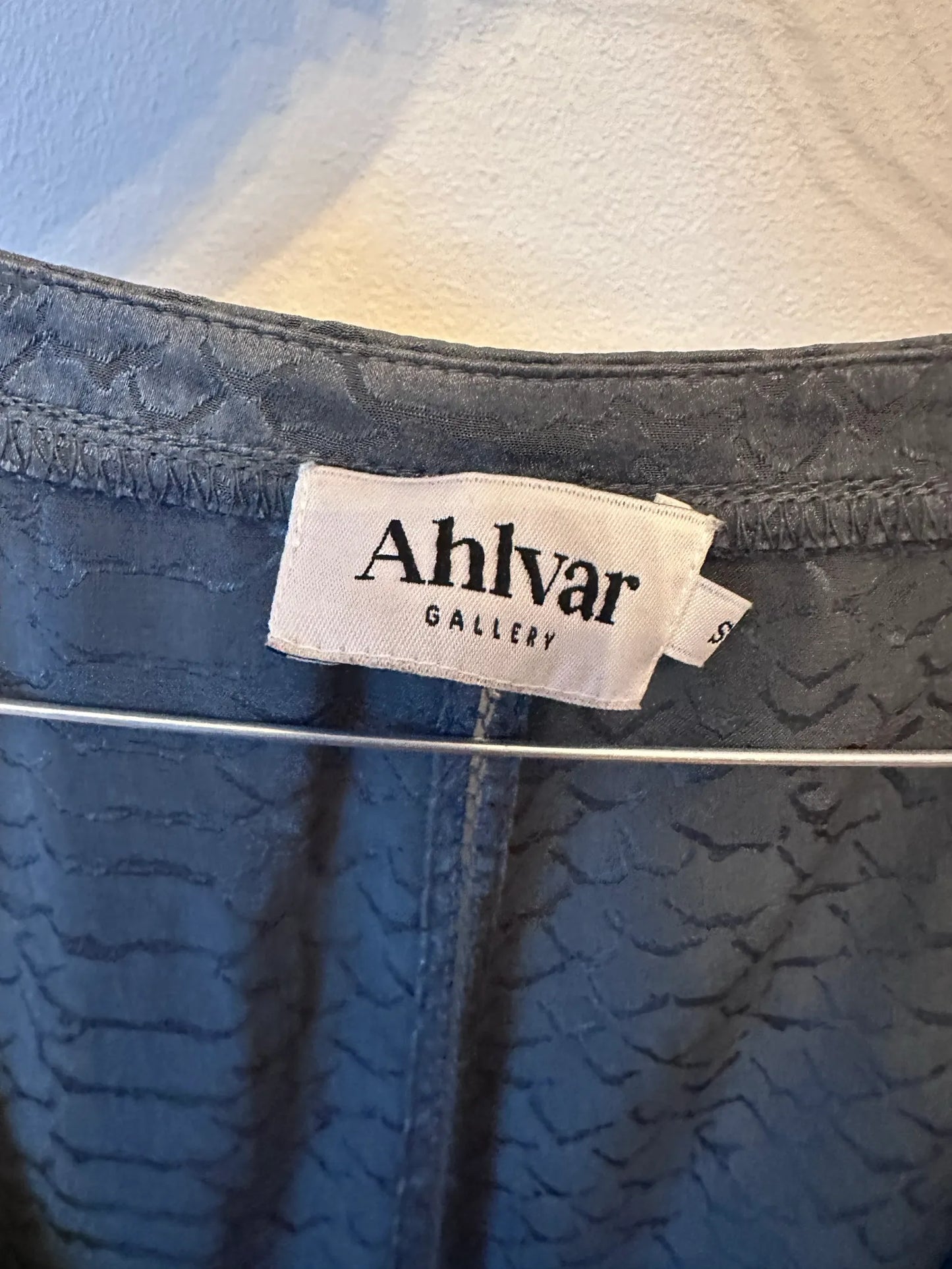 Ahlvar Gallery-sidenblus