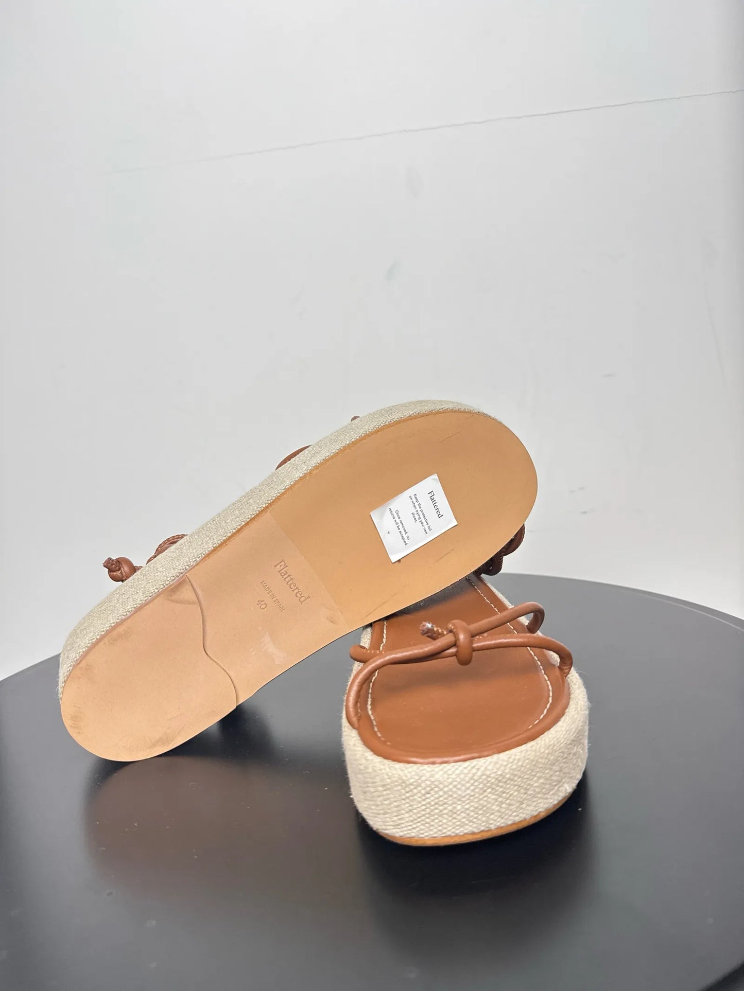Flattered Heather Cognac Vegan Leather-skinnsandaler
