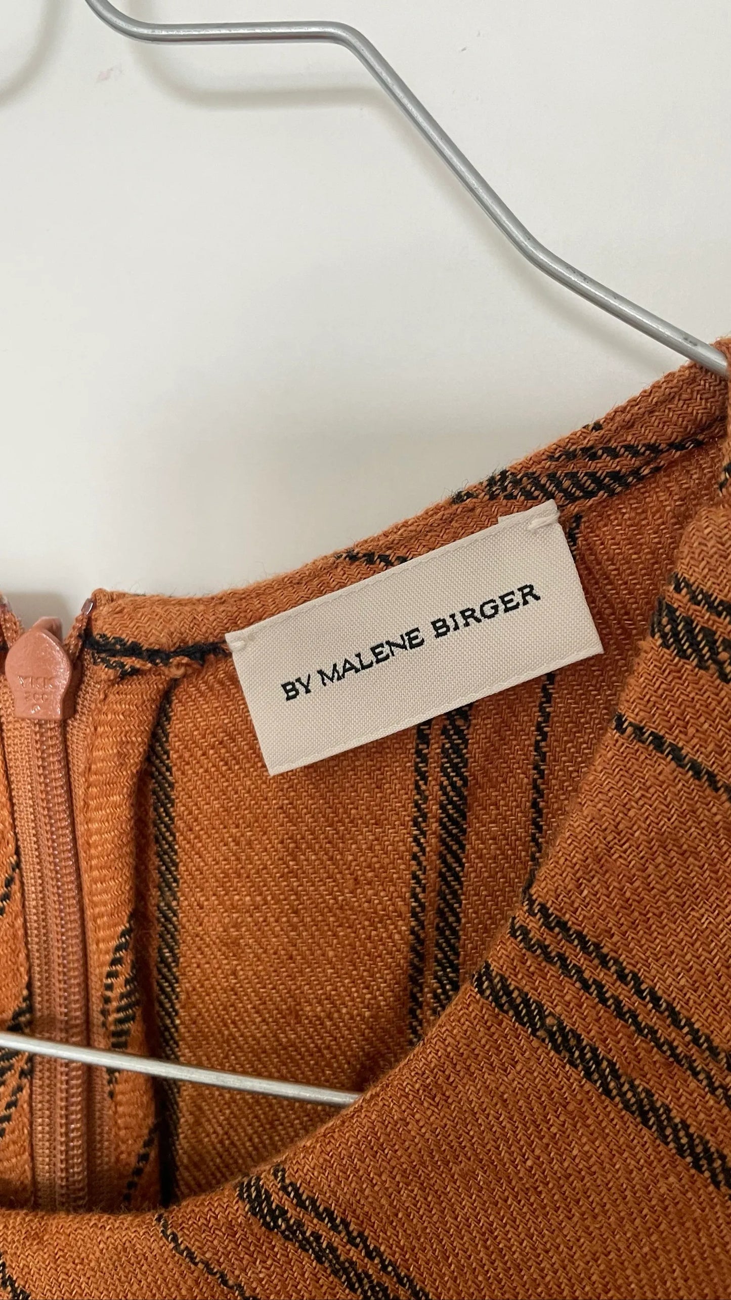 By Malene Birger Jadee-linneklänning