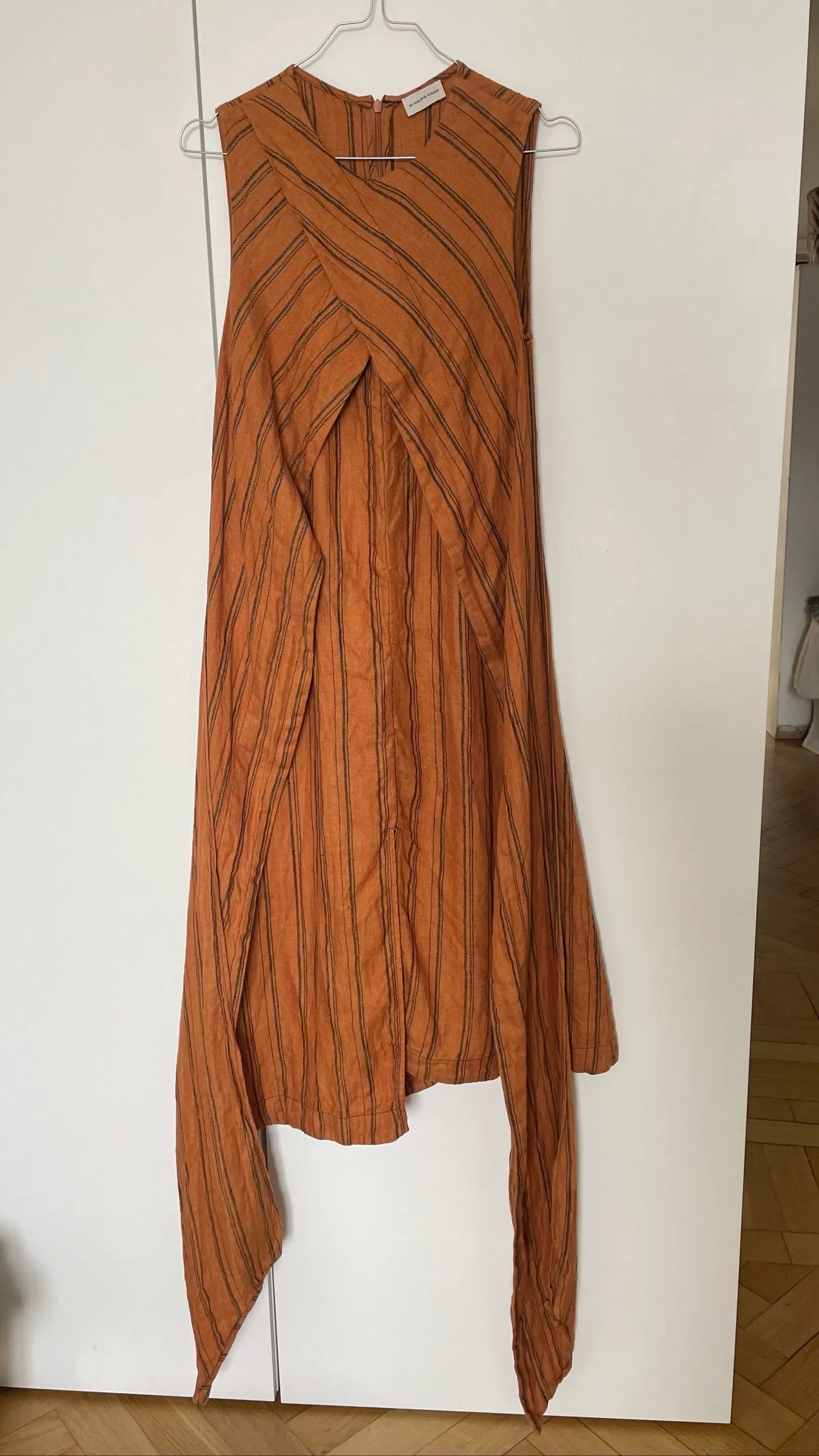 By Malene Birger Jadee-linneklänning