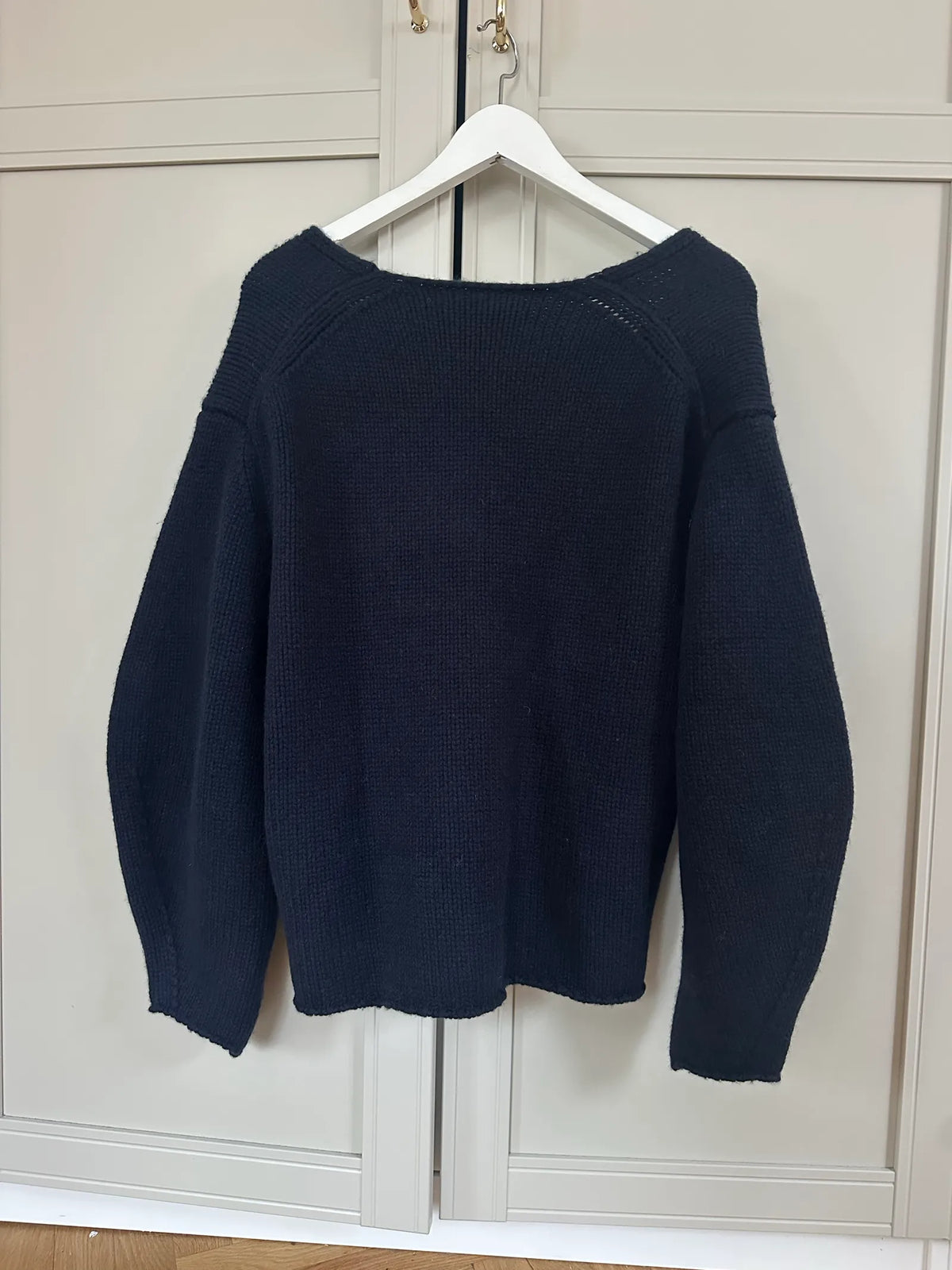 Soft Goat Puff Sleeve V-kashmirtröja NWT