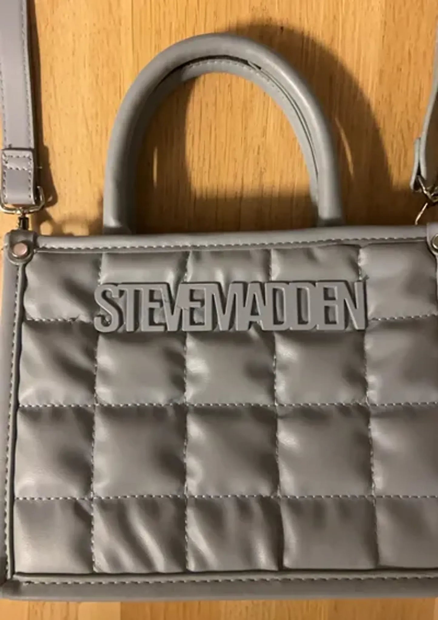 Steve Madden-skinnaxelremsväska