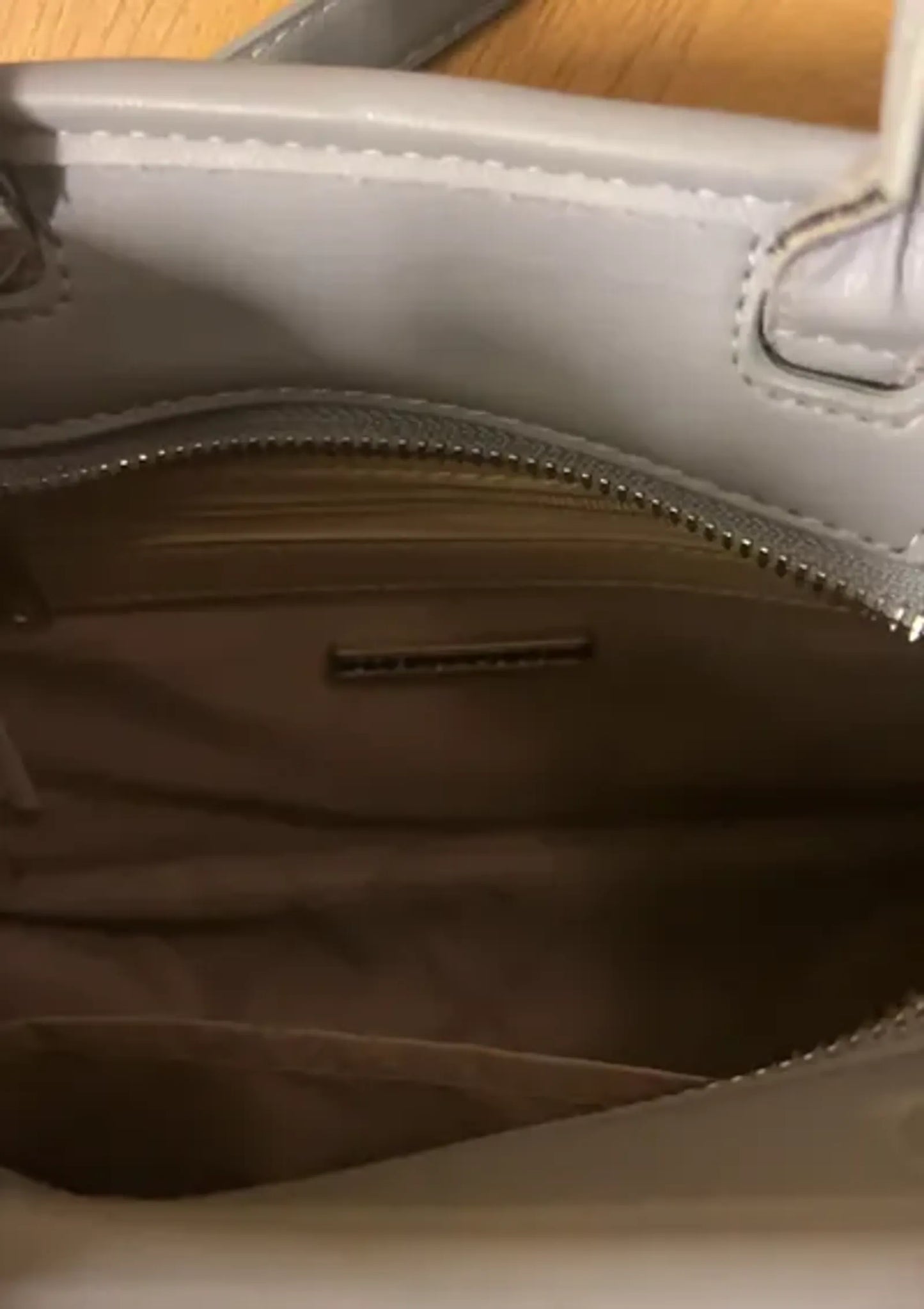 Steve Madden-skinnaxelremsväska
