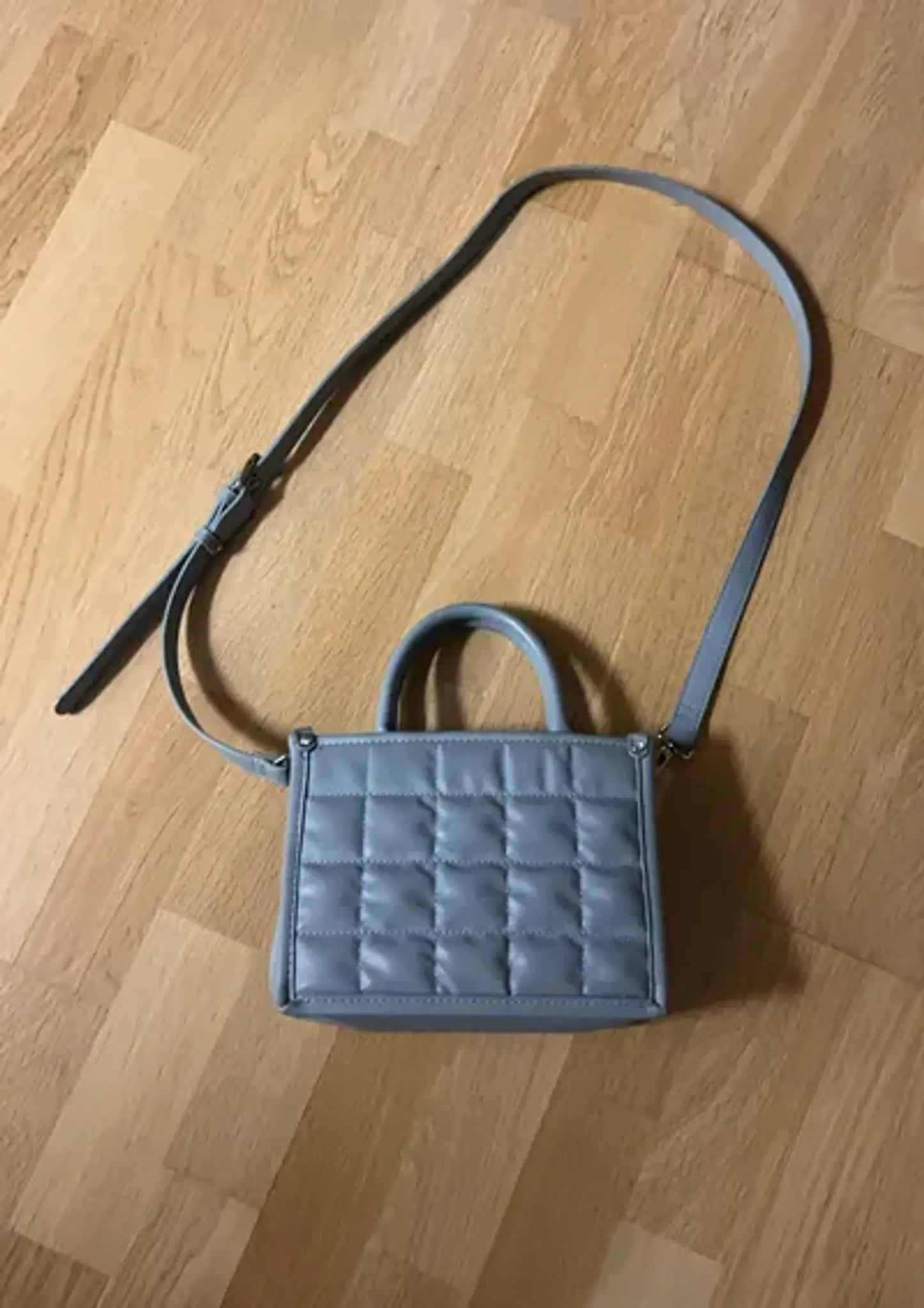 Steve Madden-skinnaxelremsväska