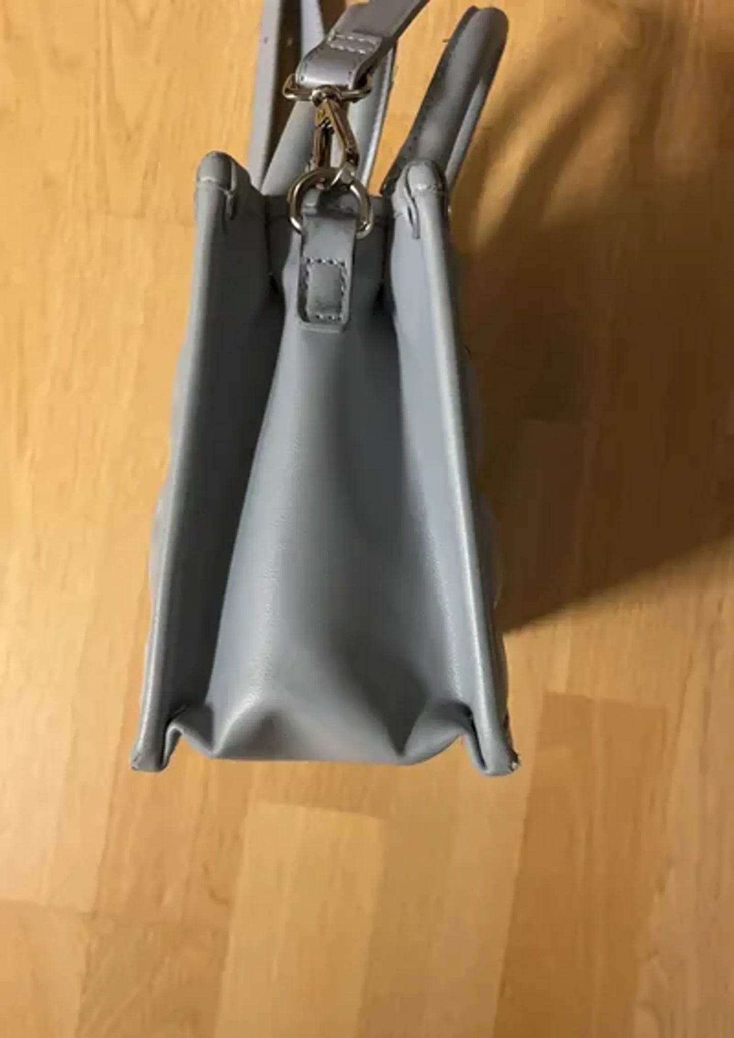 Steve Madden-skinnaxelremsväska