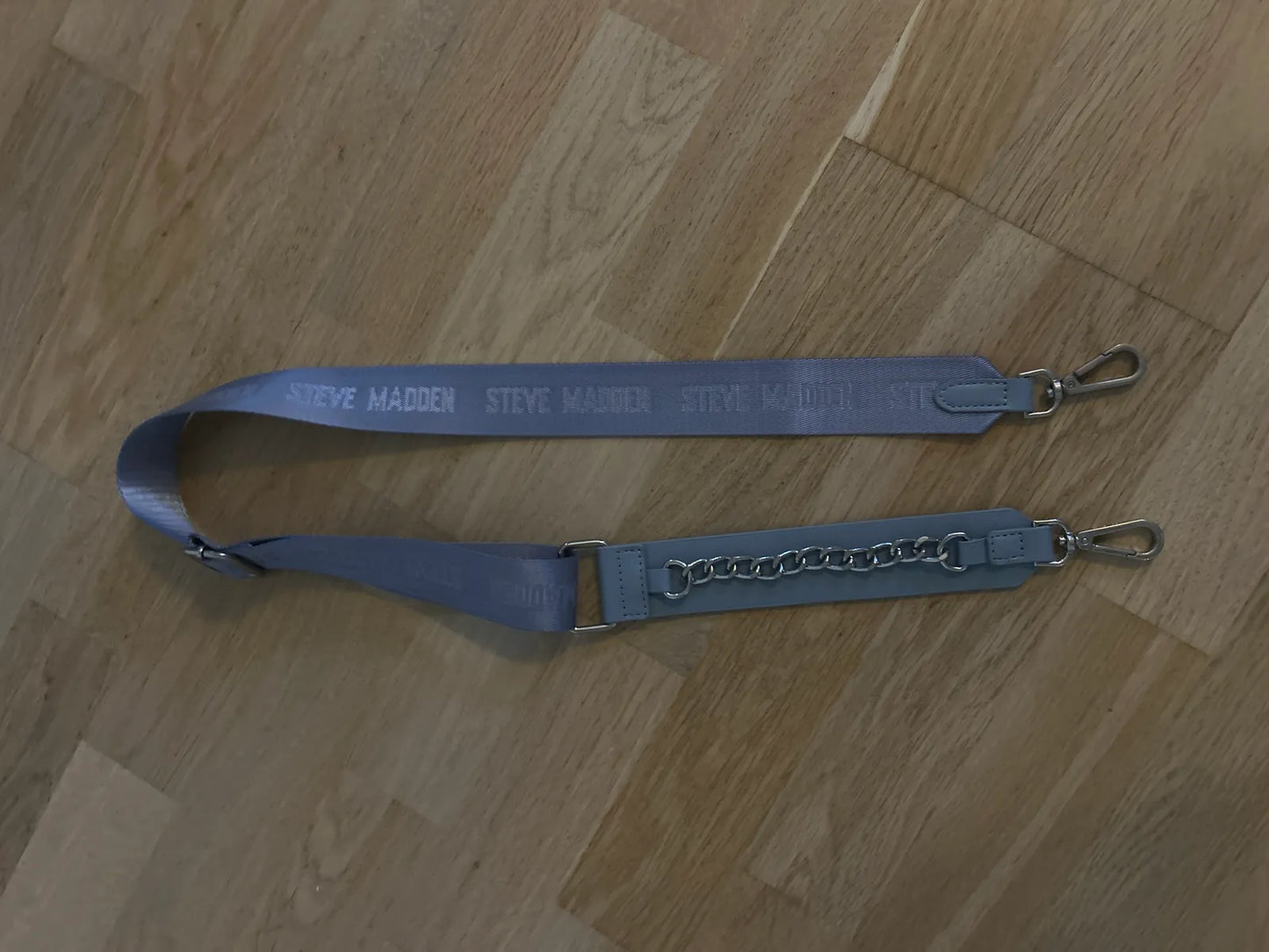 Steve Madden-skinnaxelremsväska