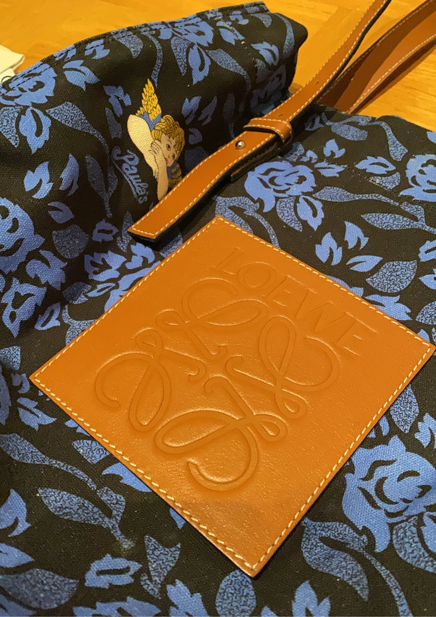 Loewe-skinnaxelremsväska