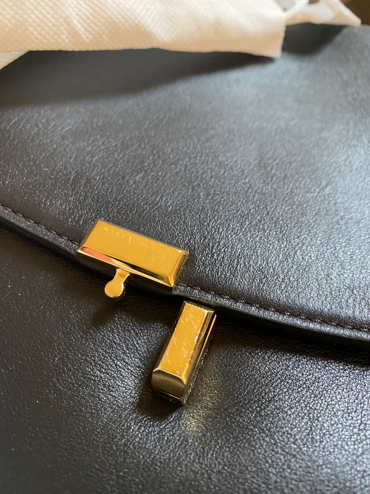 Toteme T-lock Sachel-skinnaxelremsväska