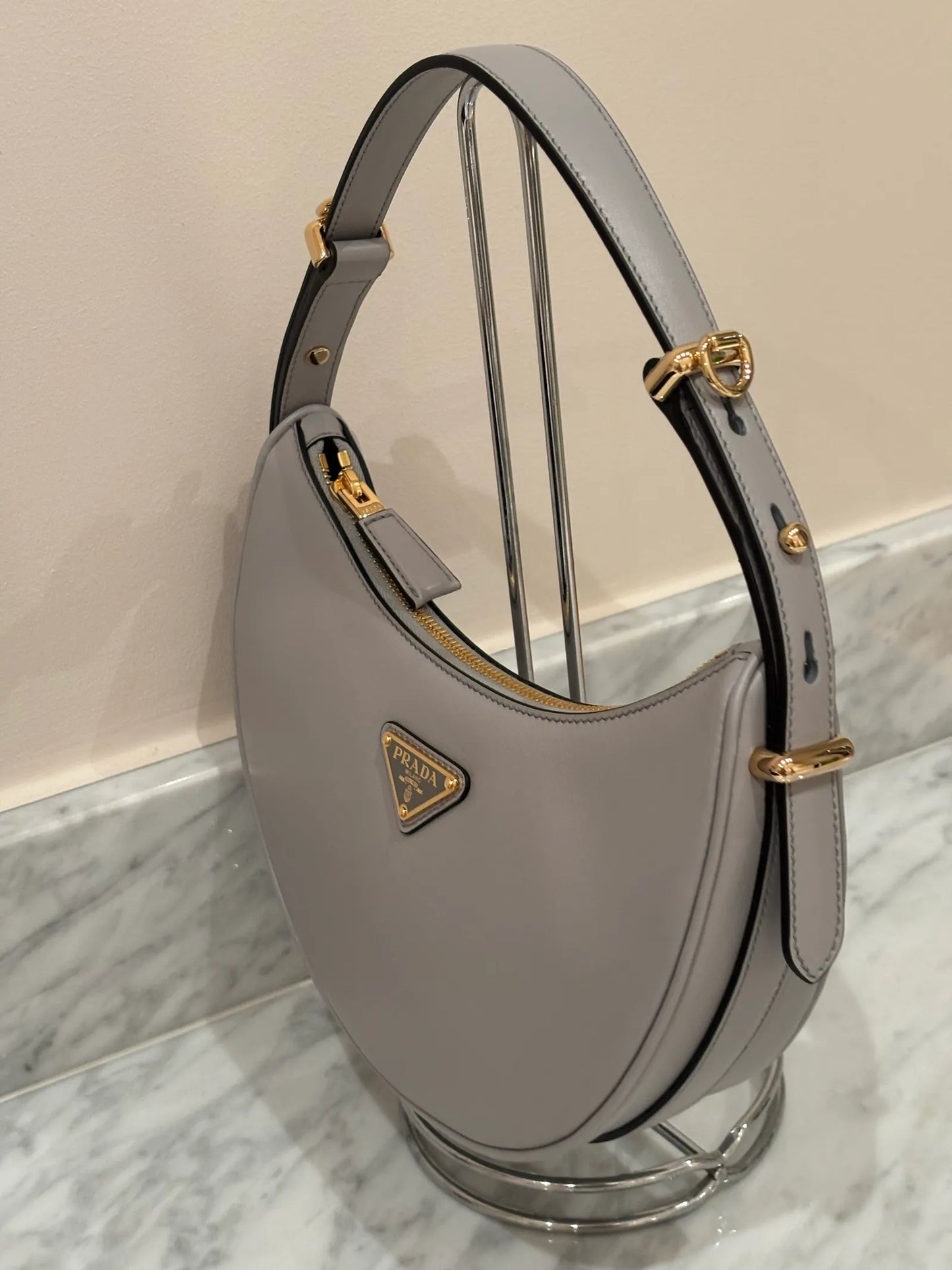 Prada Arqué Small Leather Shoulder-skinnhandväska NWOT
