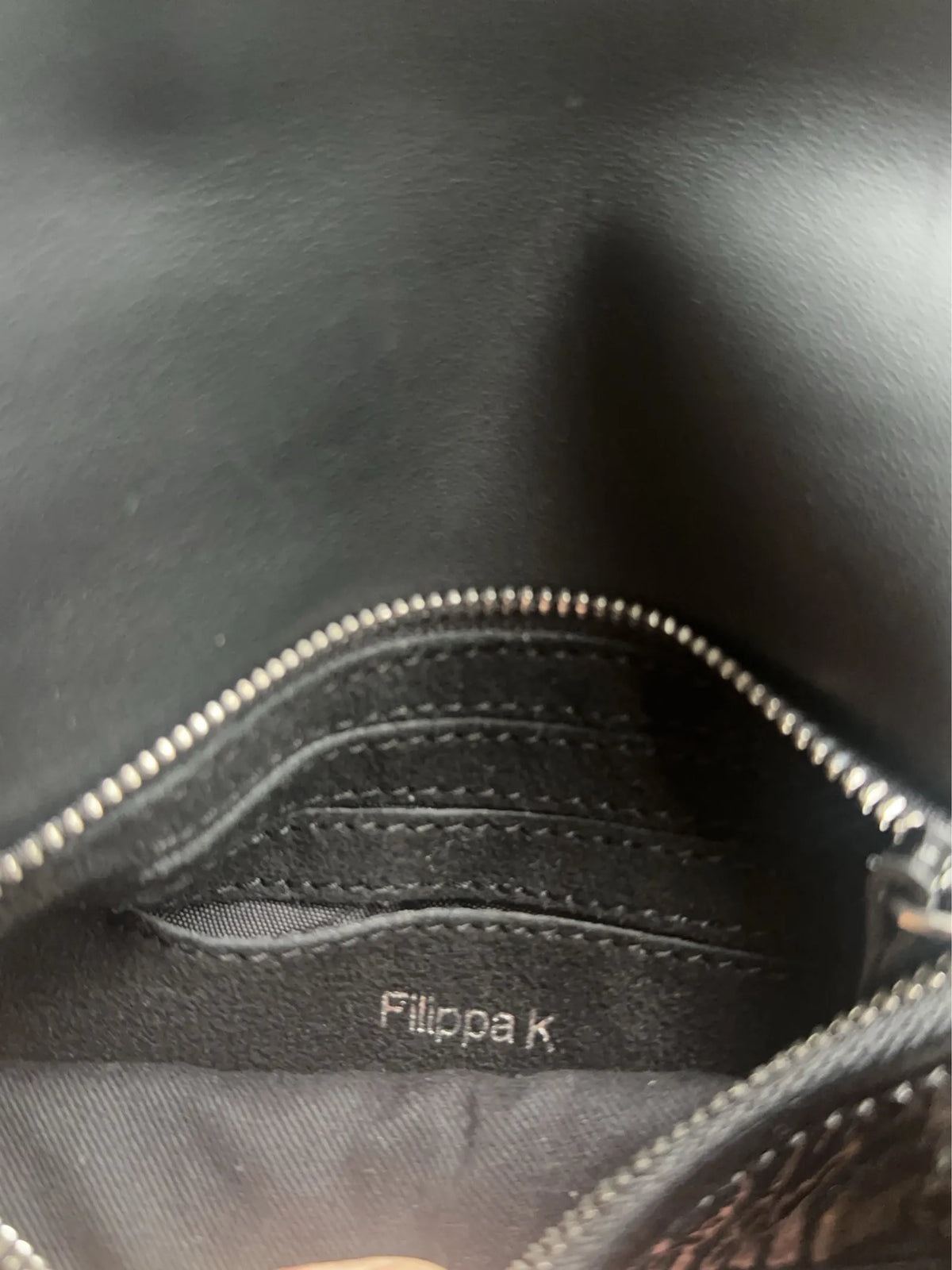 Filippa K-skinnaxelremsväska