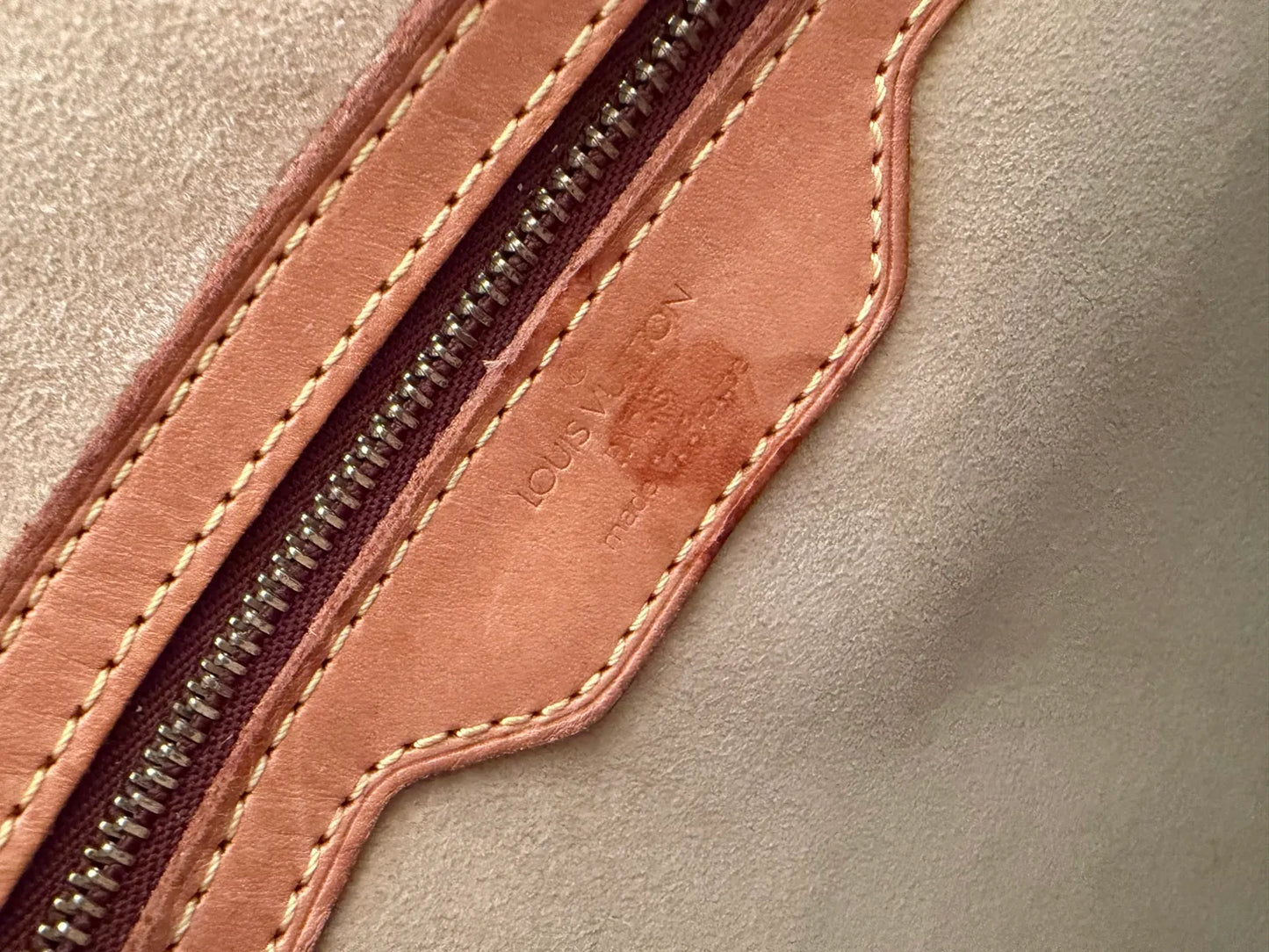 Louis Vuitton Rivoli-skinndatorväska