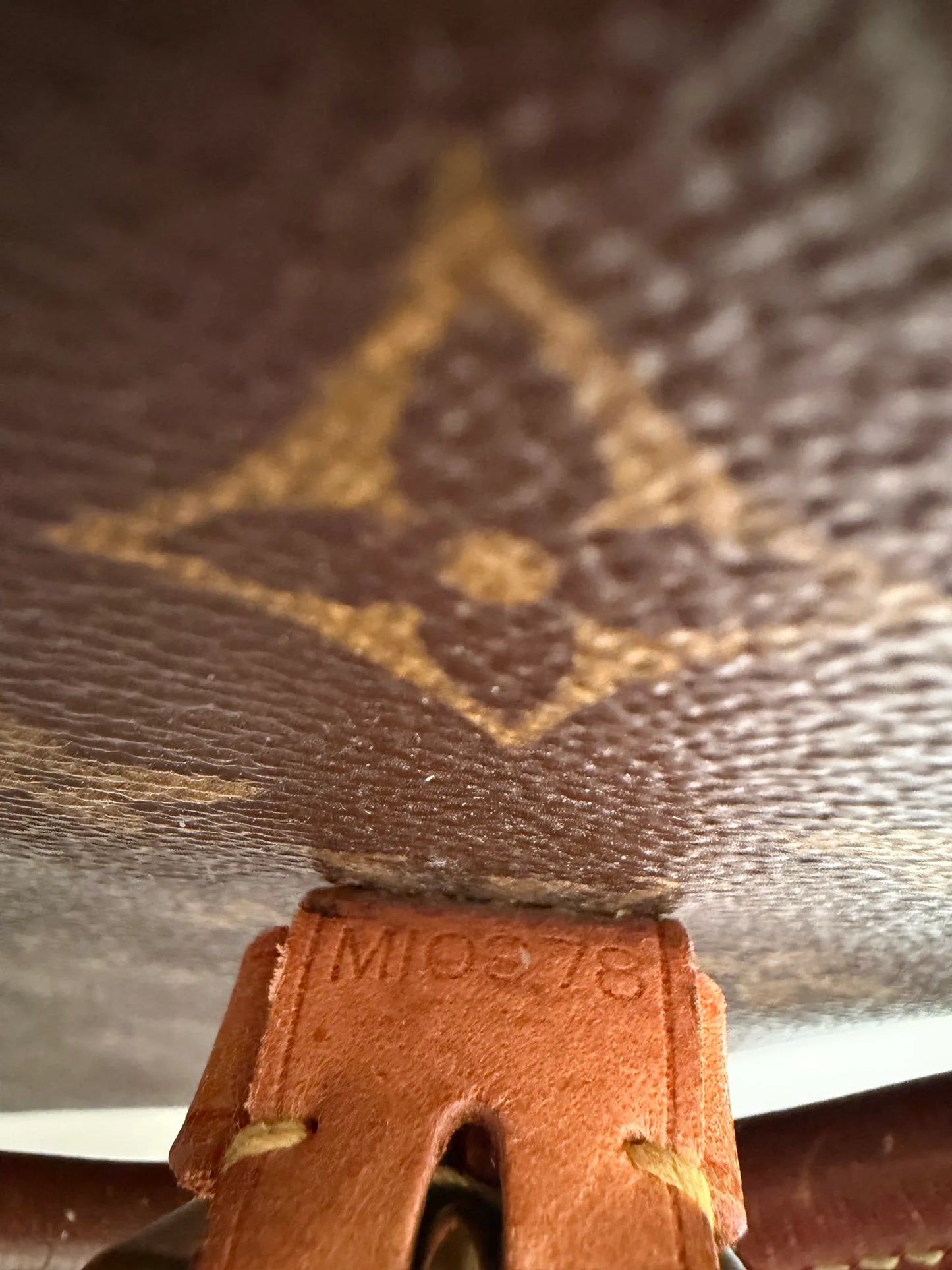 Louis Vuitton Rivoli-skinndatorväska