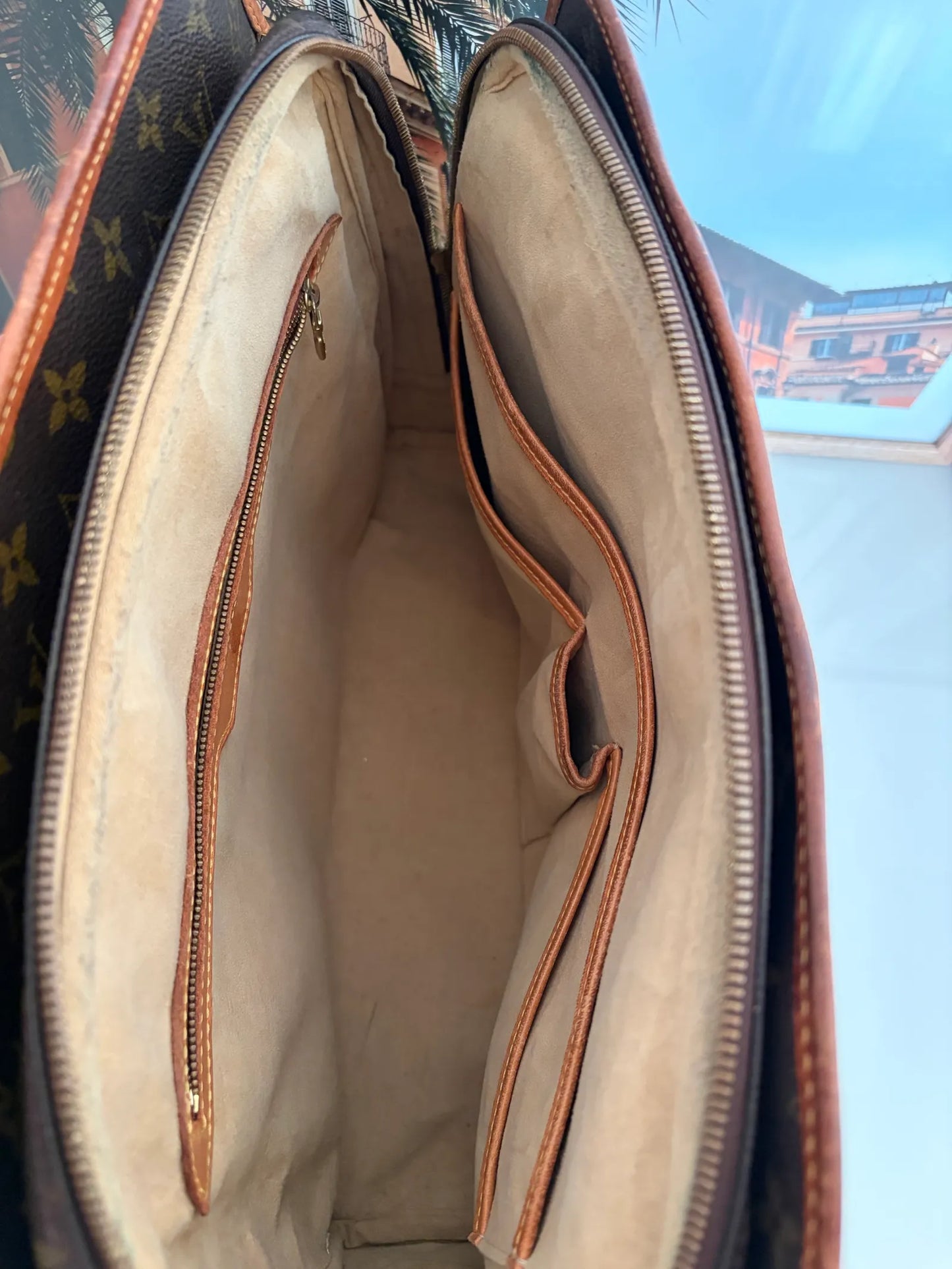 Louis Vuitton Rivoli-skinndatorväska