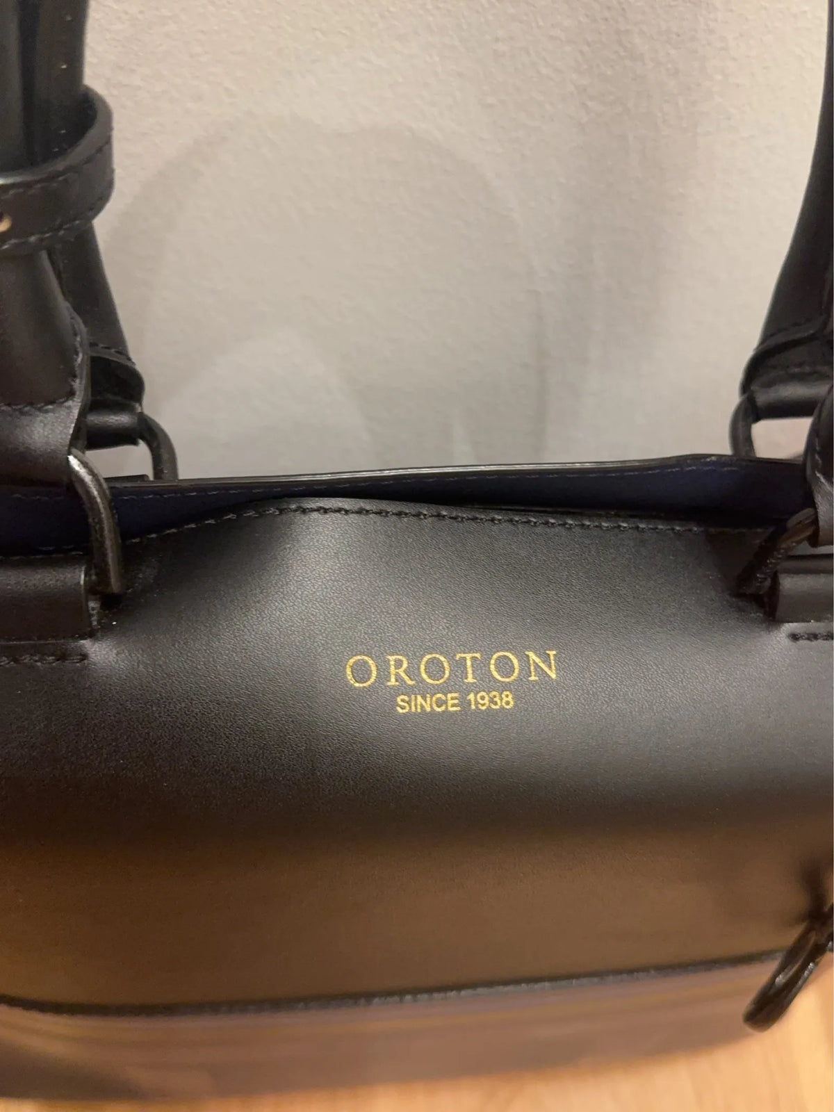 Oroton-skinnhandväska