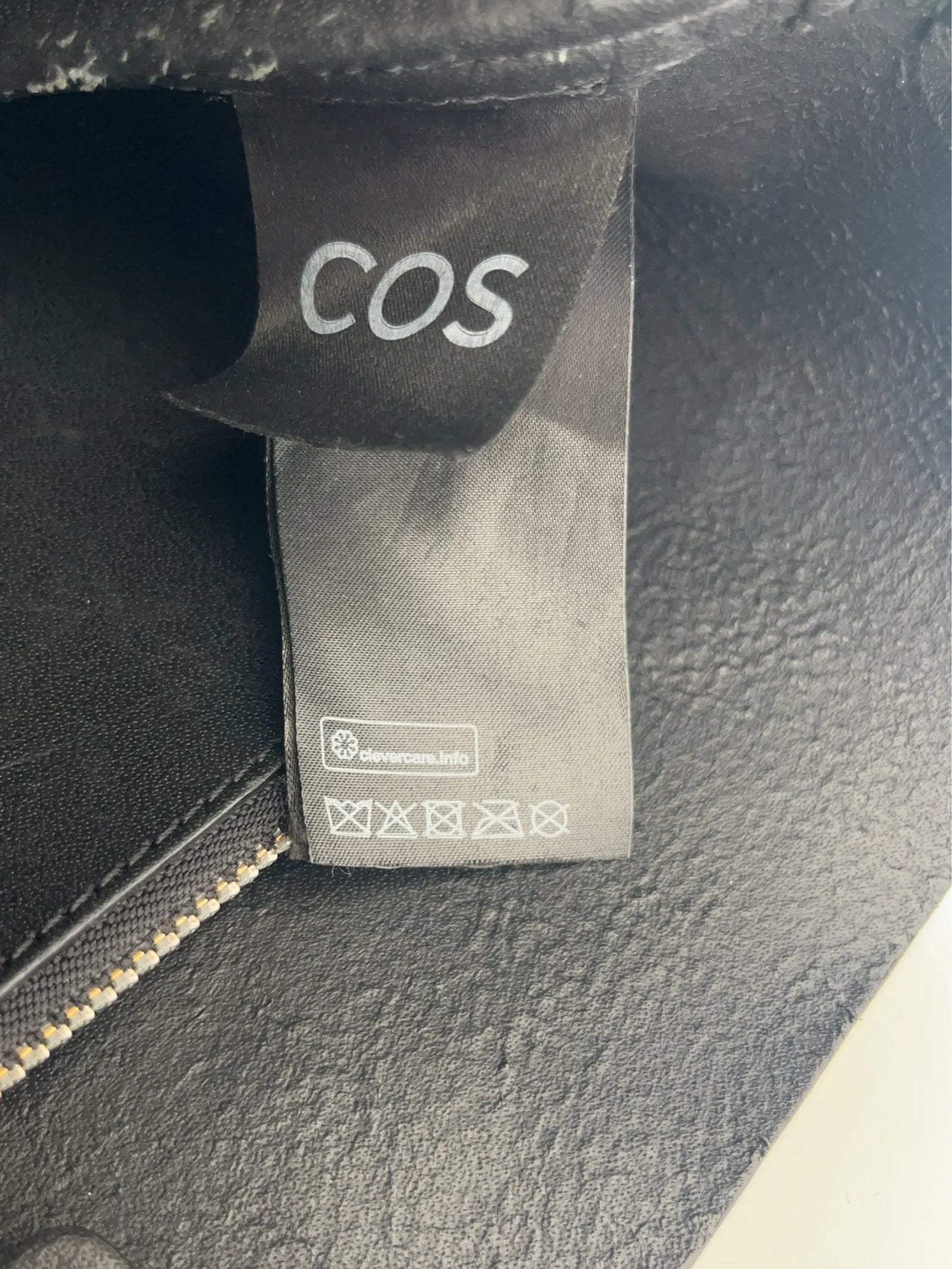 Cos-skinnaxelremsväska