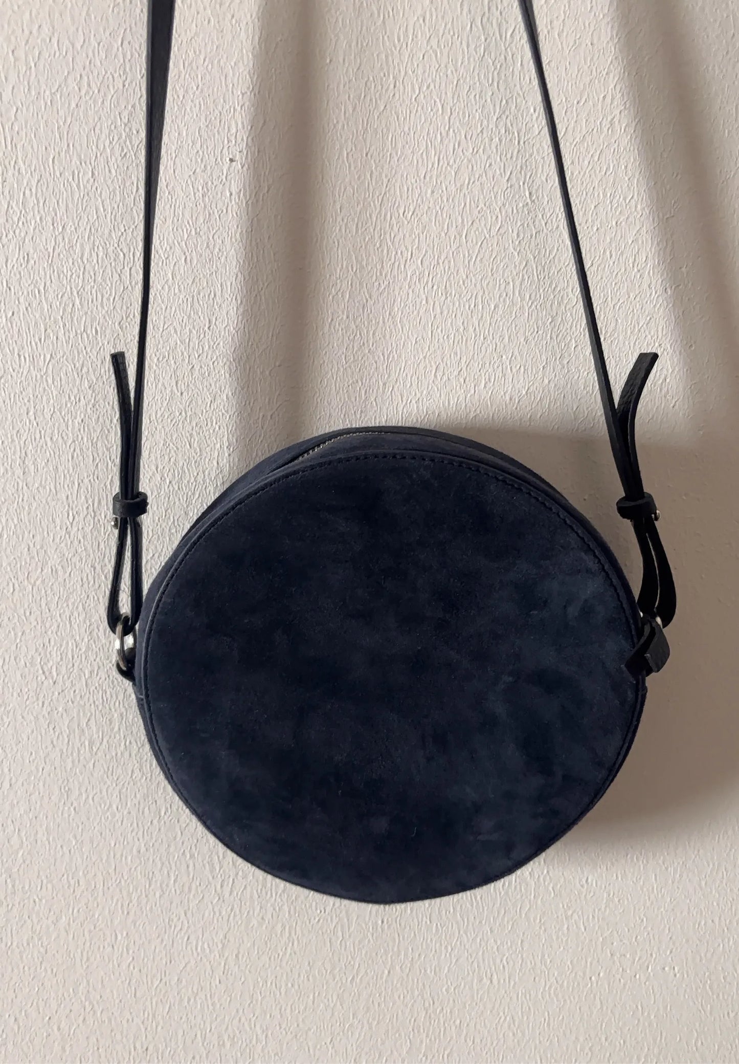 Cos Circle Suede-axelremsväska NWOT