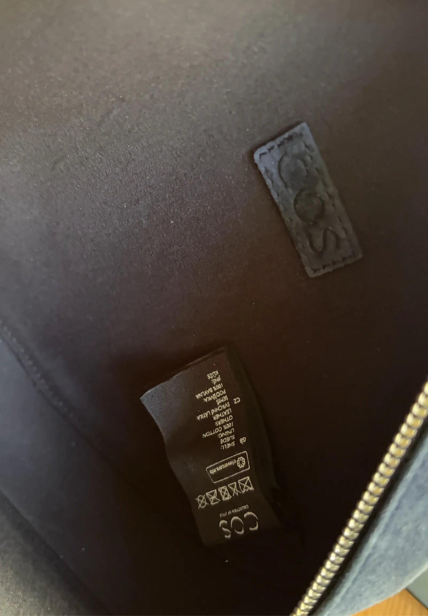 Cos Circle Suede-axelremsväska NWOT
