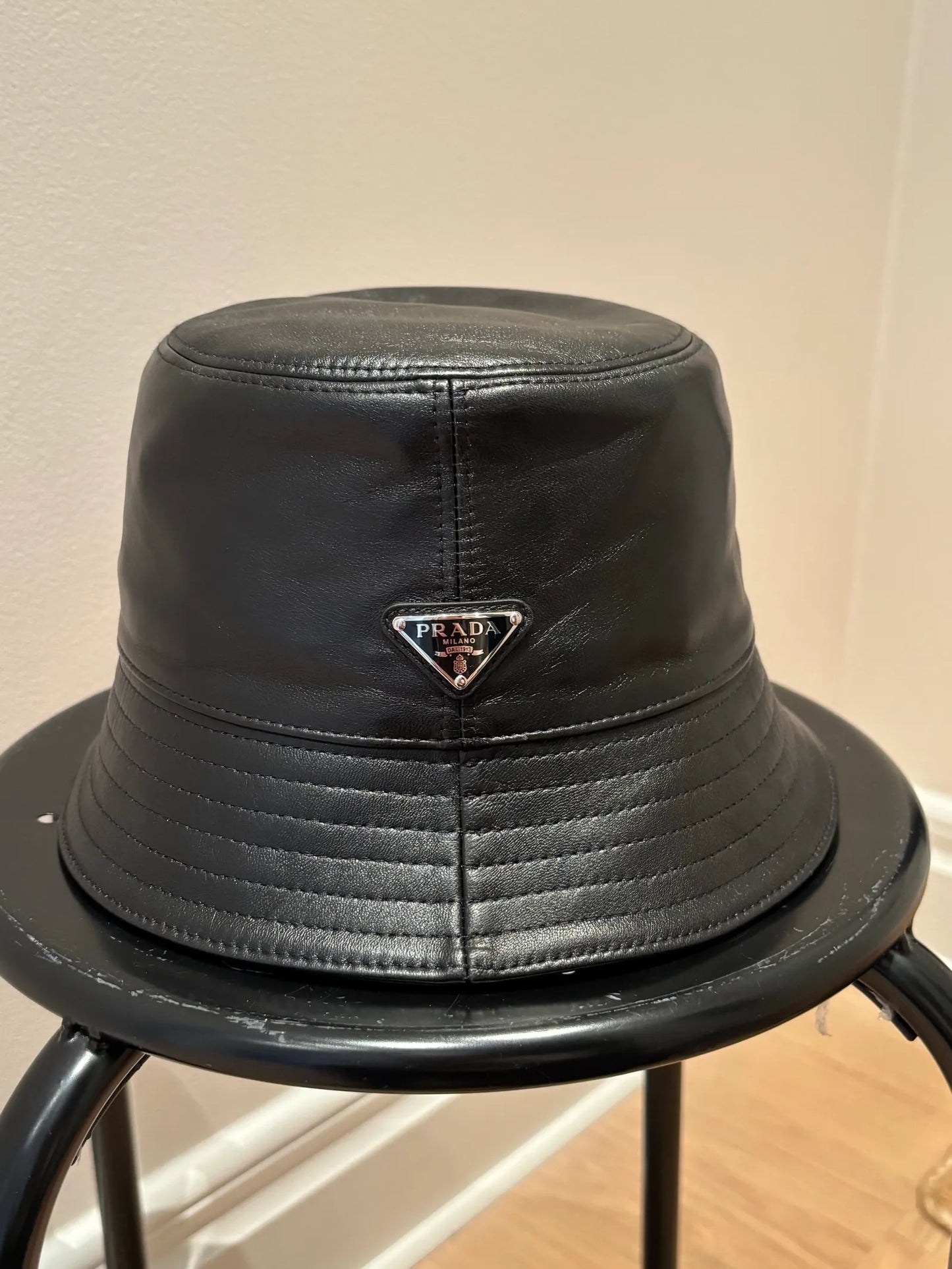 Prada Nappa Leather Bucket-skinnhatt NWOT