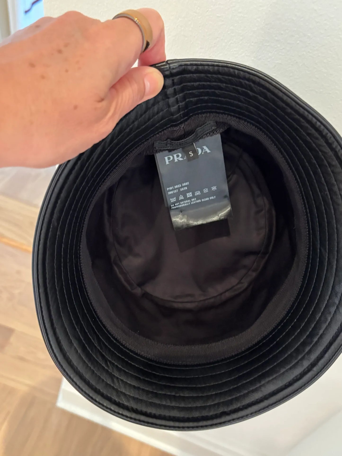 Prada Nappa Leather Bucket-skinnhatt NWOT