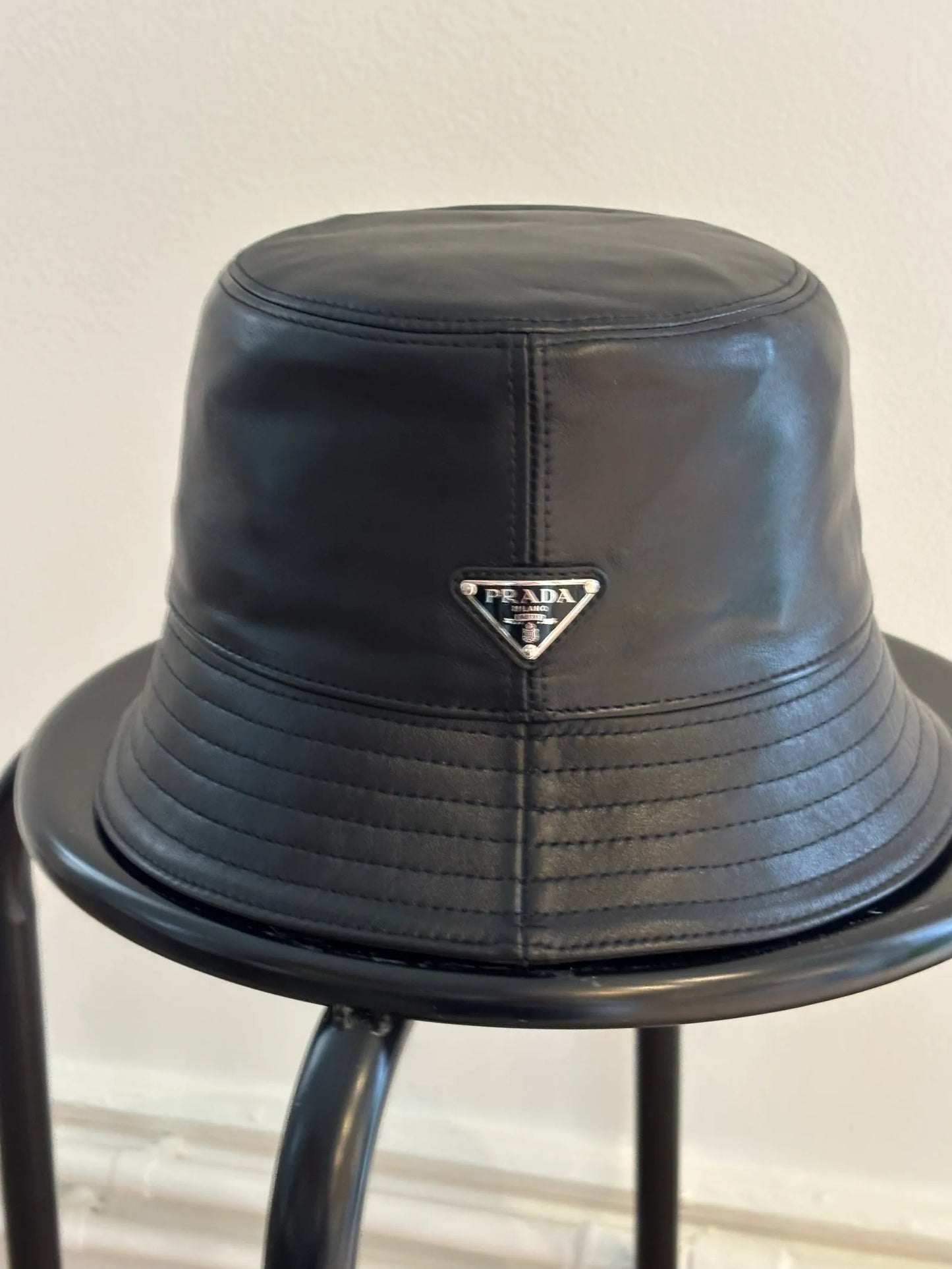 Prada Nappa Leather Bucket-skinnhatt NWOT