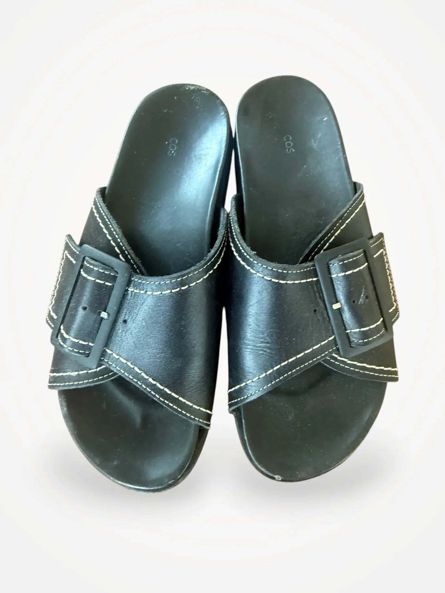 Cos-skinnsandaler