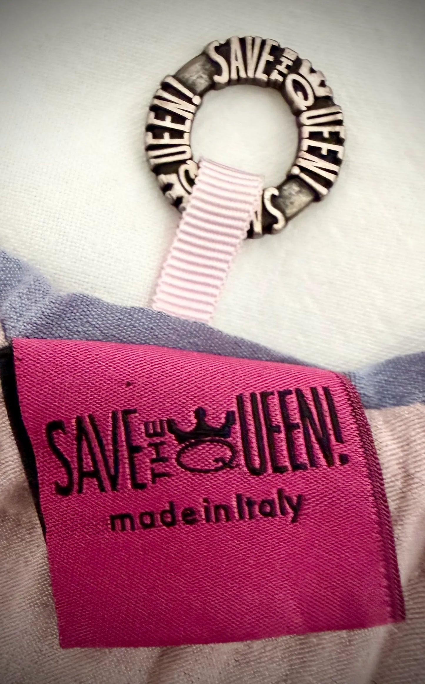 Save The Queen-sidenklänning