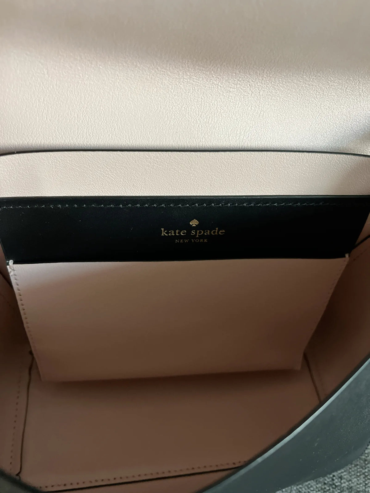 Kate Spade-skinnaxelremsväska