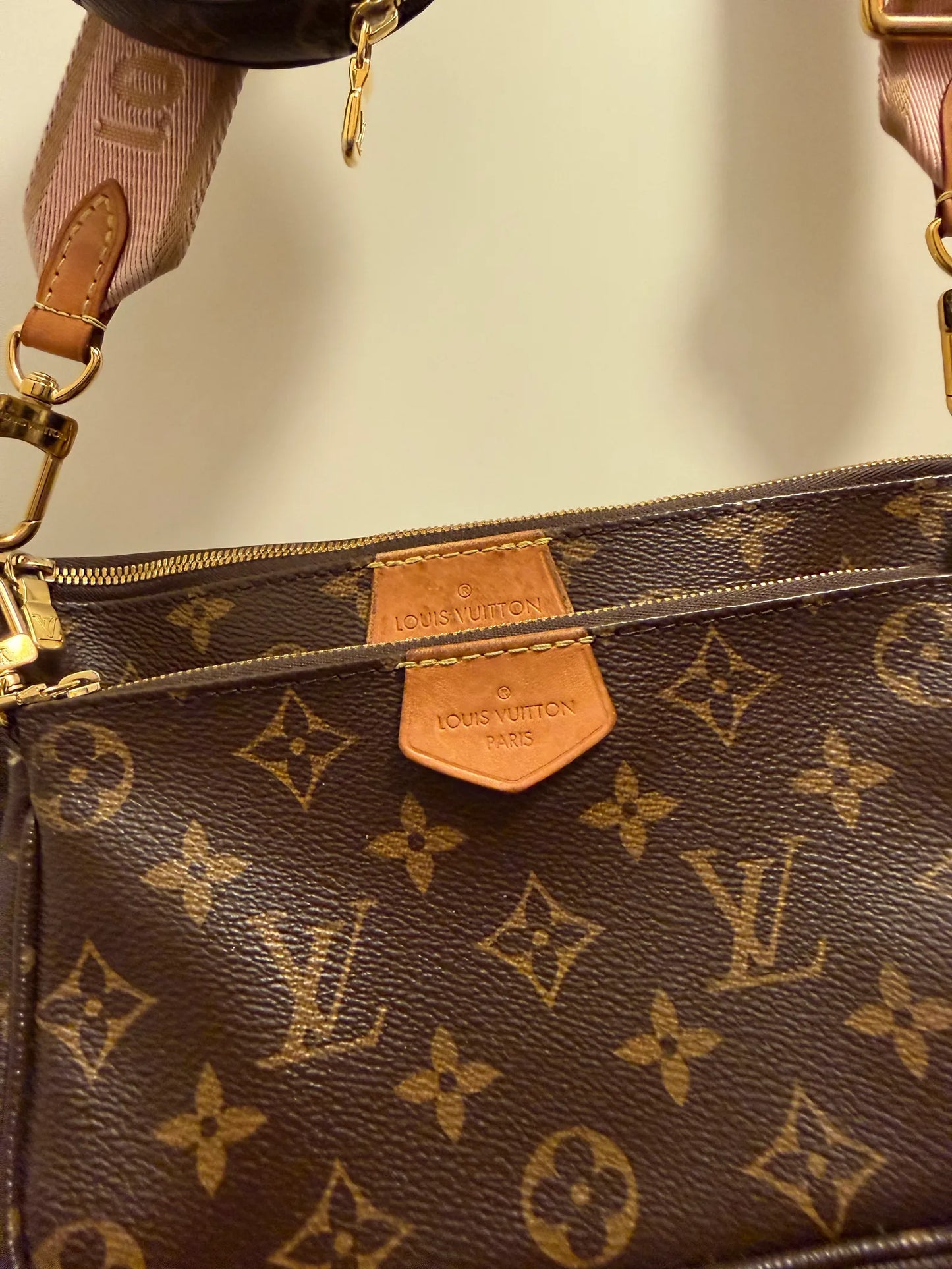 Louis Vuitton Multi Pochette Accessoires-skinnaxelremsväska