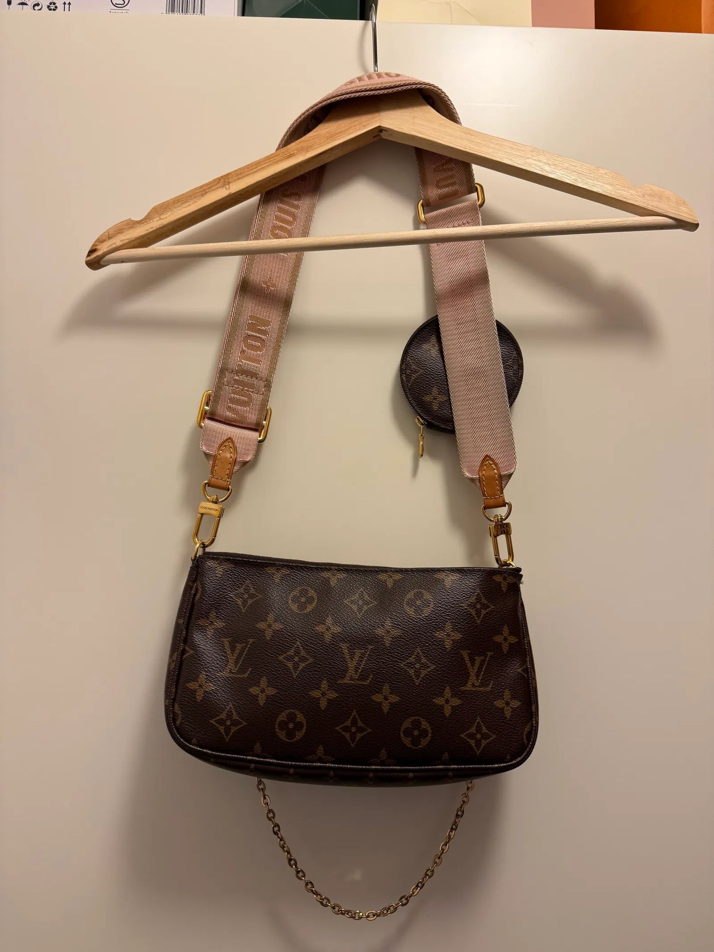 Louis Vuitton Multi Pochette Accessoires-skinnaxelremsväska