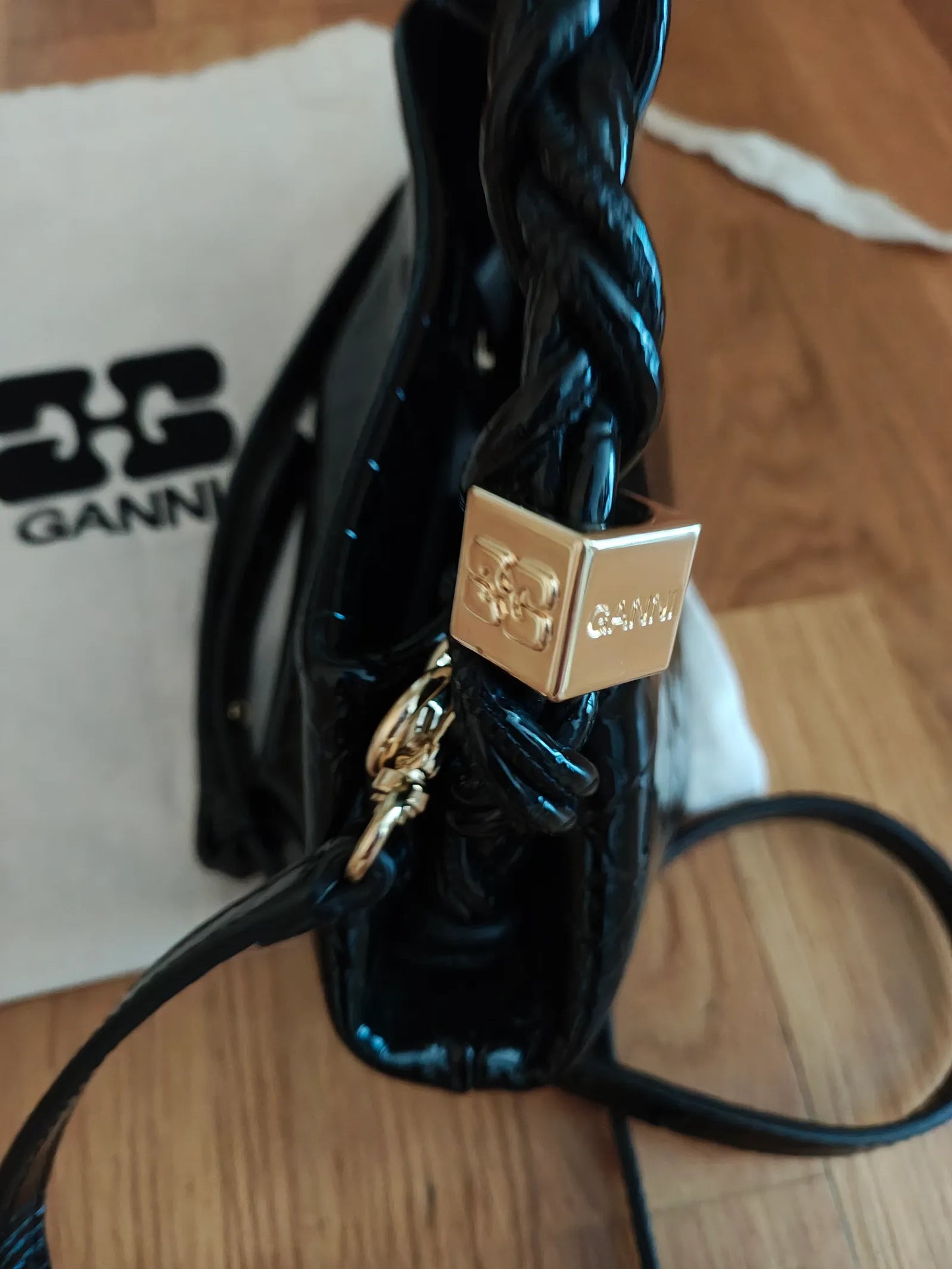 Ganni Bou-skinnhandväska