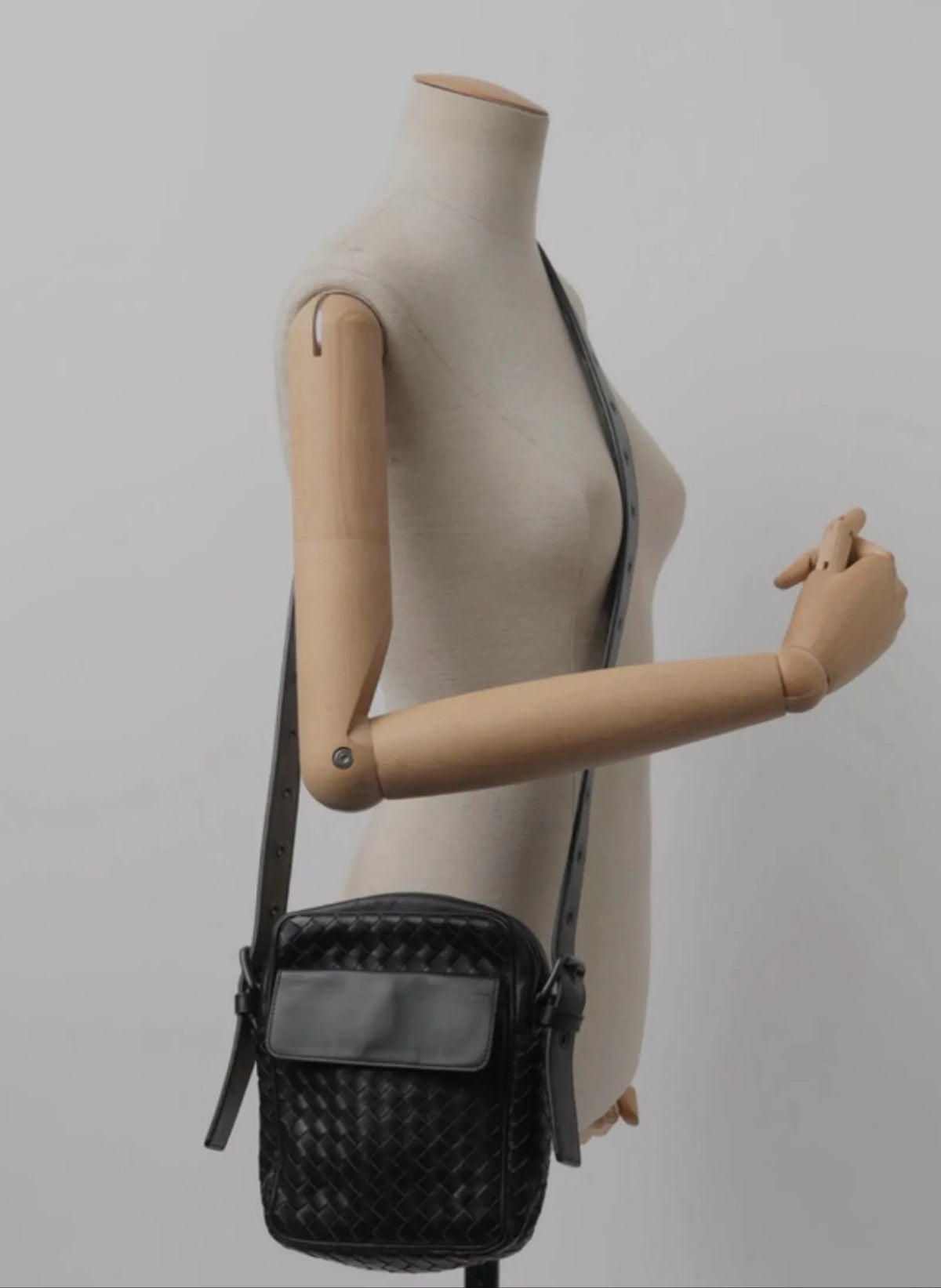 Bottega Veneta Front Pocket Messenger Intrecciato Nappa Small-skinnaxelremsväska